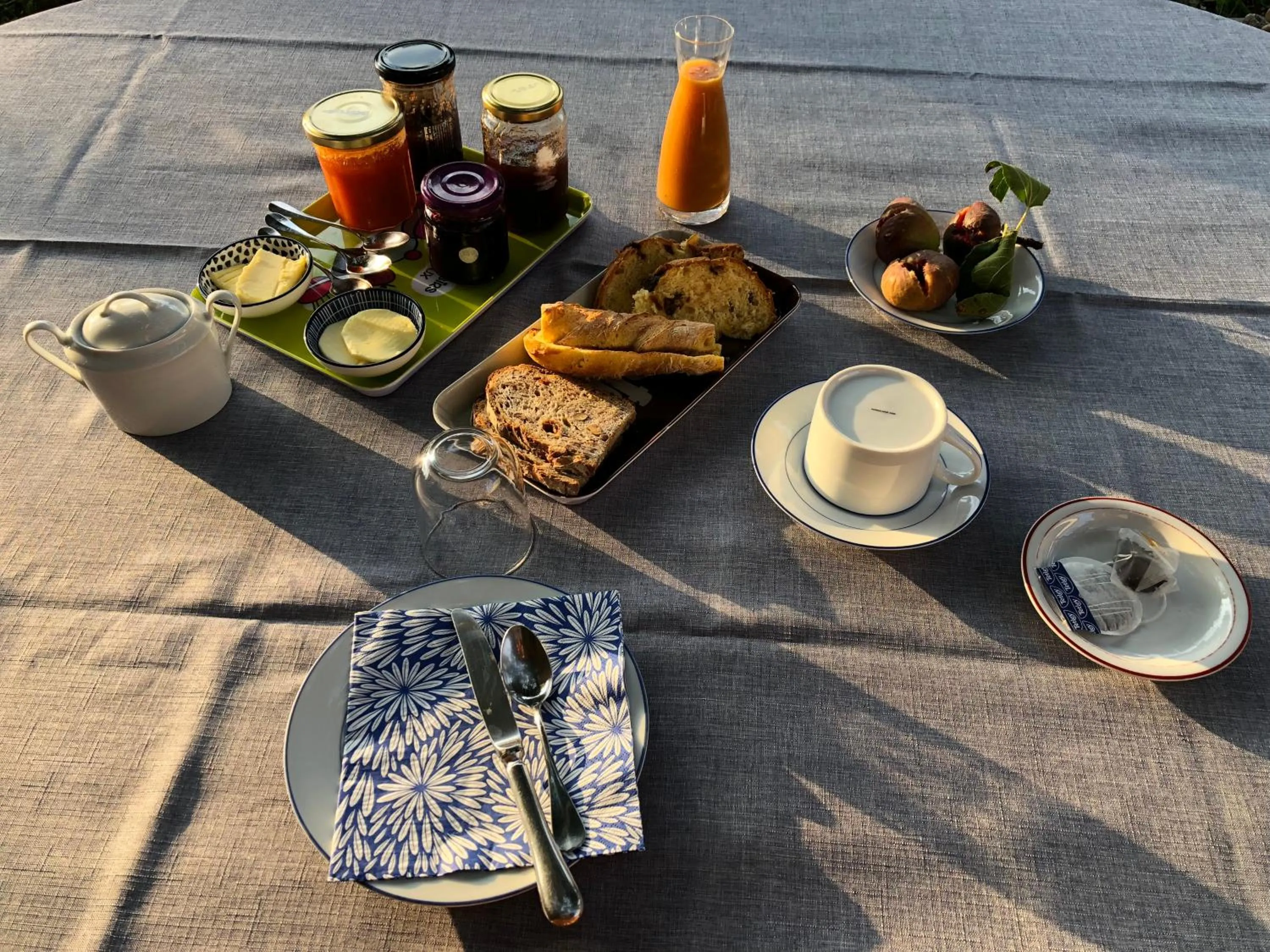 Continental breakfast in L'eau Bourde