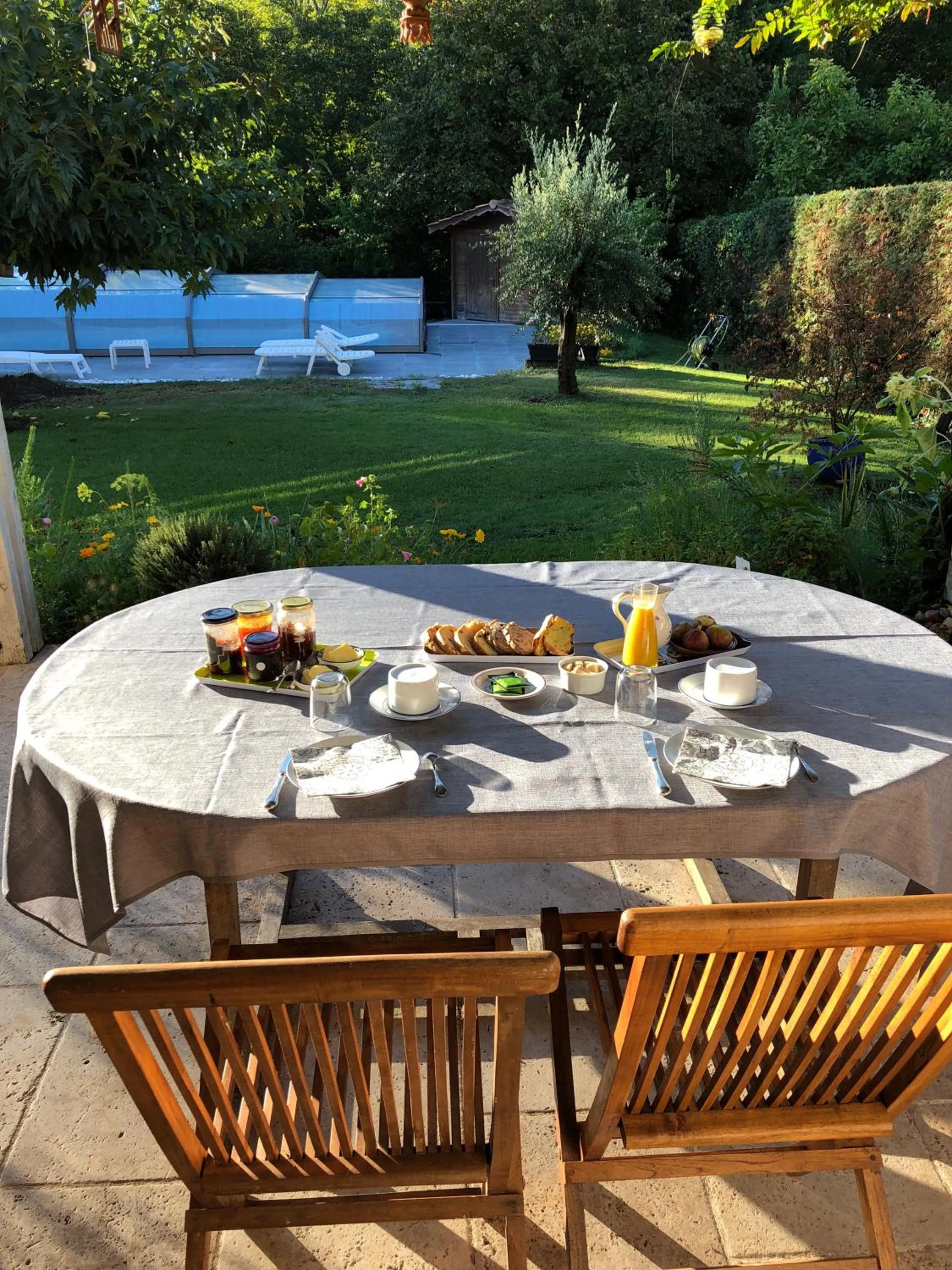 Continental breakfast in L'eau Bourde
