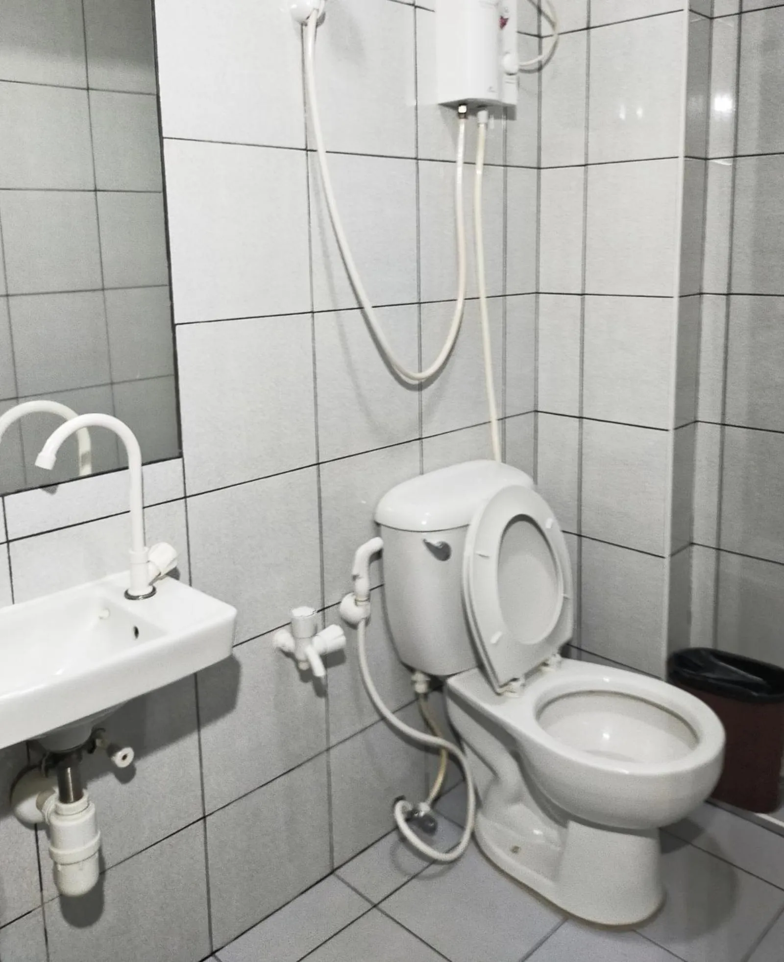 Shower in DG Budget Hotel Salem