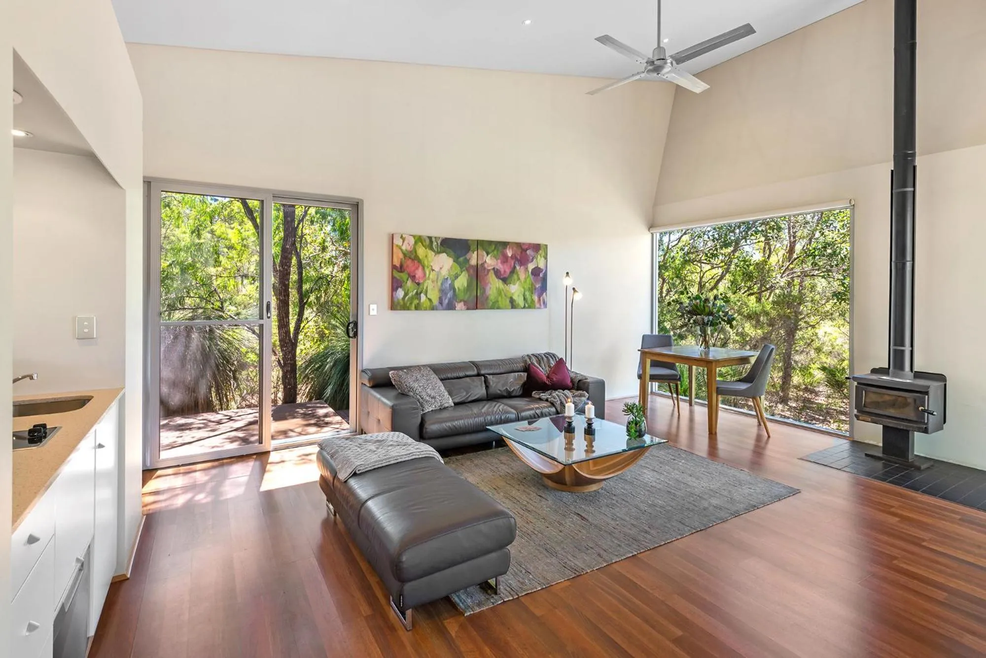 Kitchen or kitchenette in Hidden Valley Forest Retreat