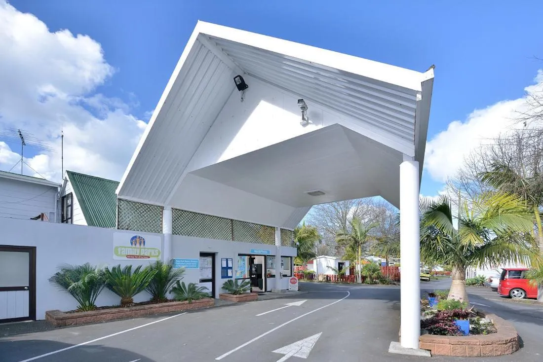 Facade/entrance in Auckland Northshore Motels & Holiday Park