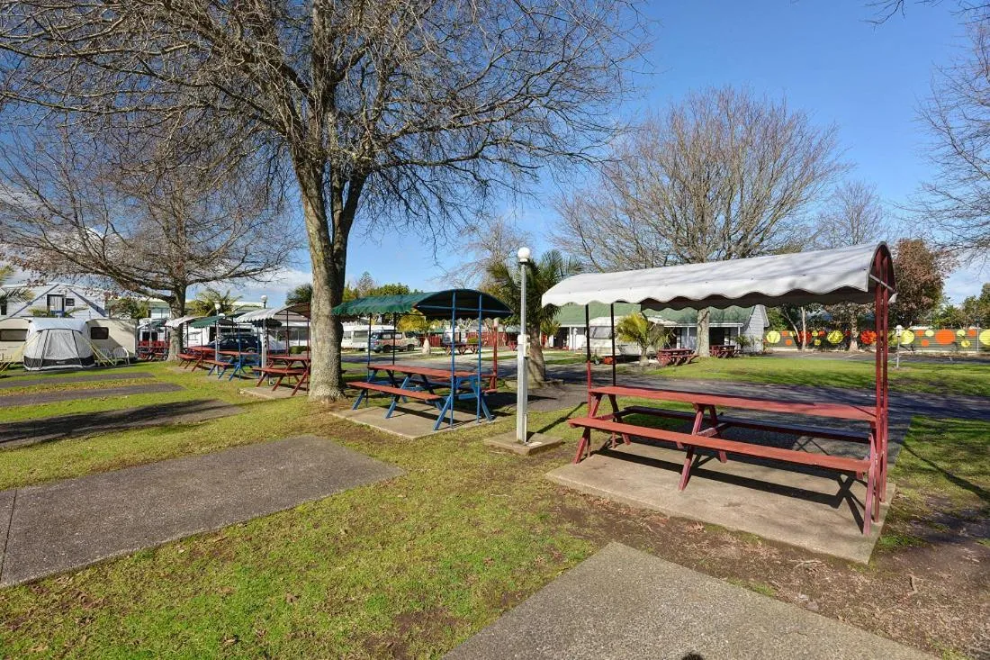 Patio in Auckland Northshore Motels & Holiday Park