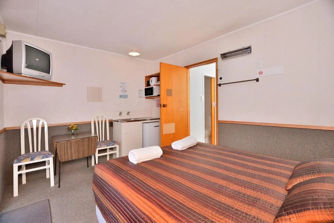 Photo of the whole room in Auckland Northshore Motels & Holiday Park