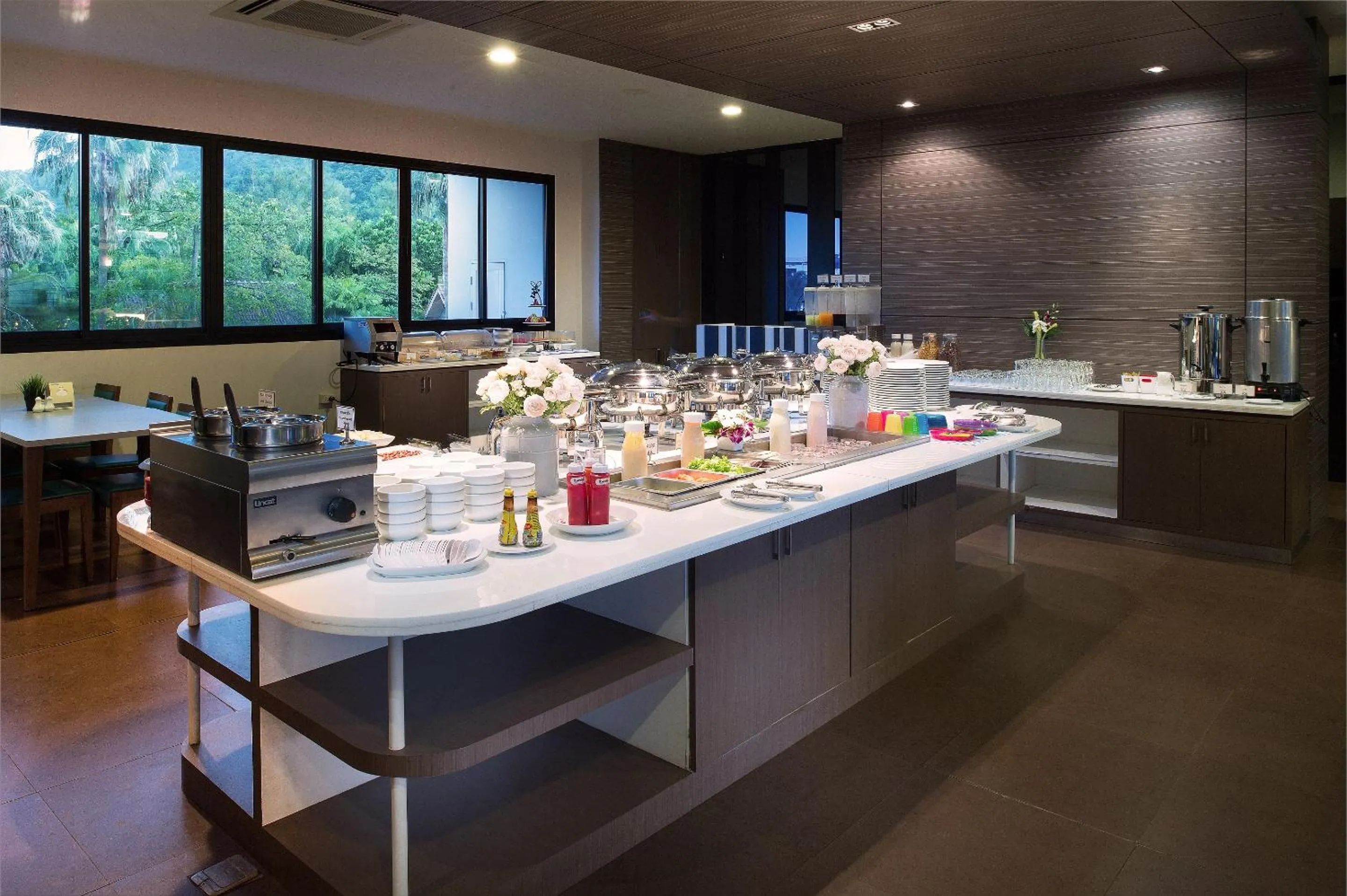 Restaurant/places to eat in Simplitel