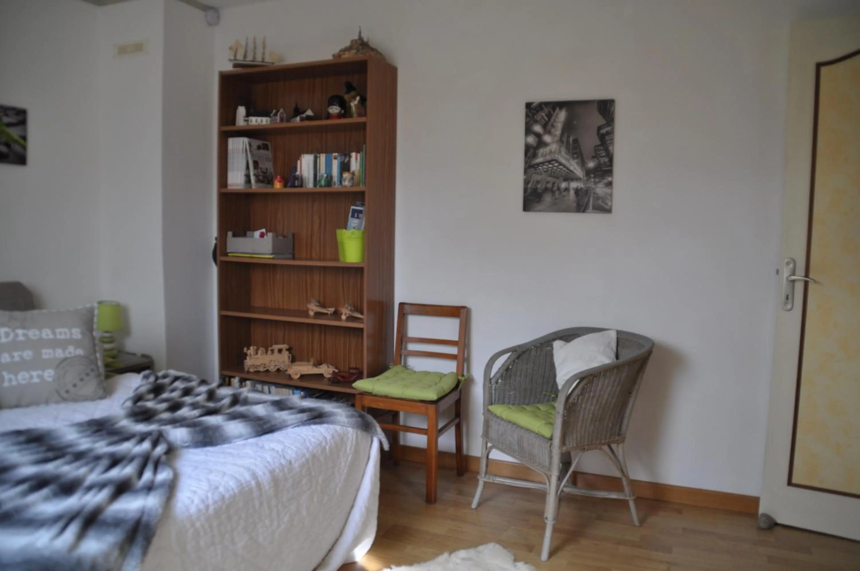 Photo of the whole room, Bed in 3 chambres à la campagne au nord d' Amiens