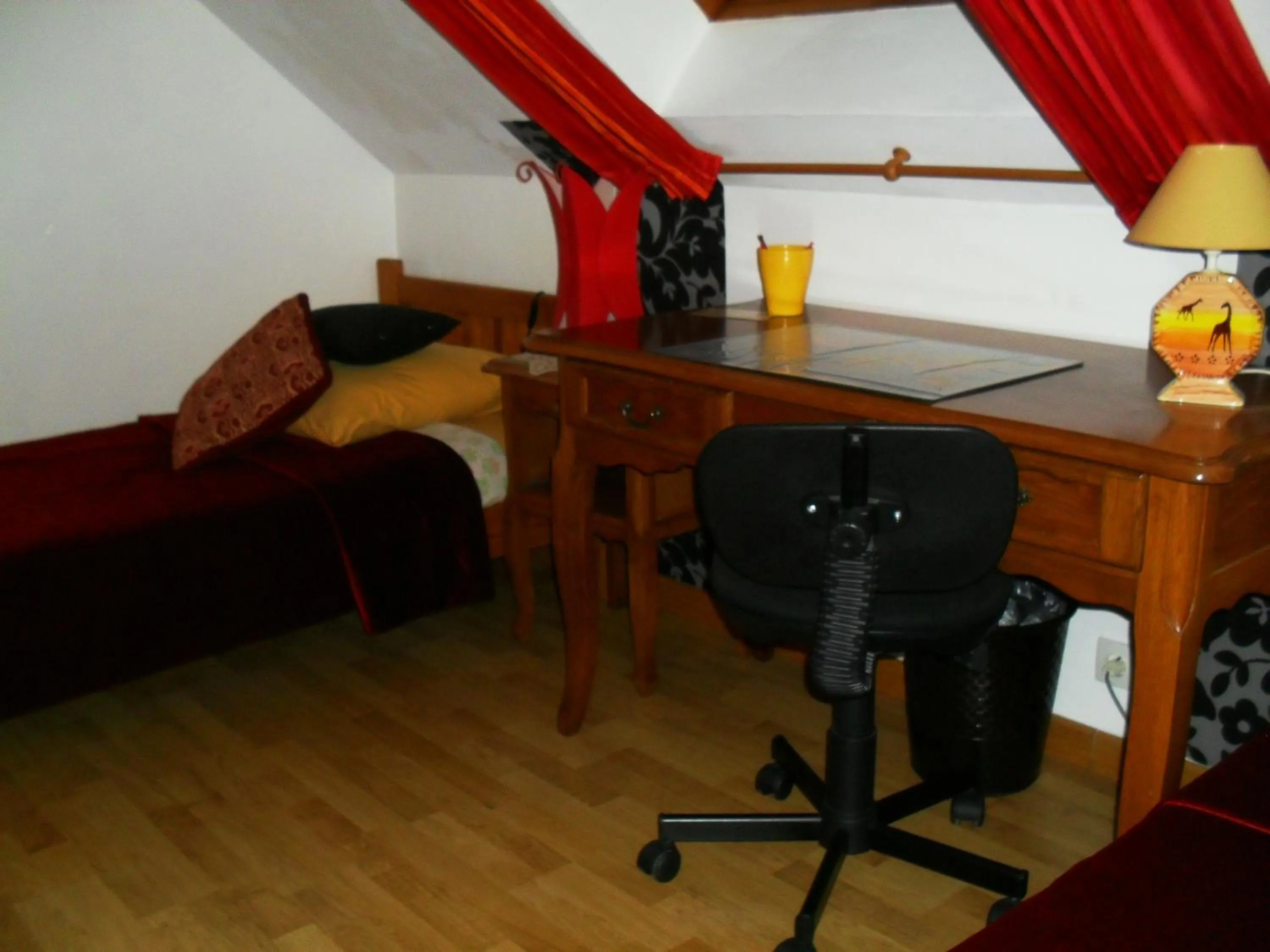 Photo of the whole room, Bed in 3 chambres à la campagne au nord d' Amiens