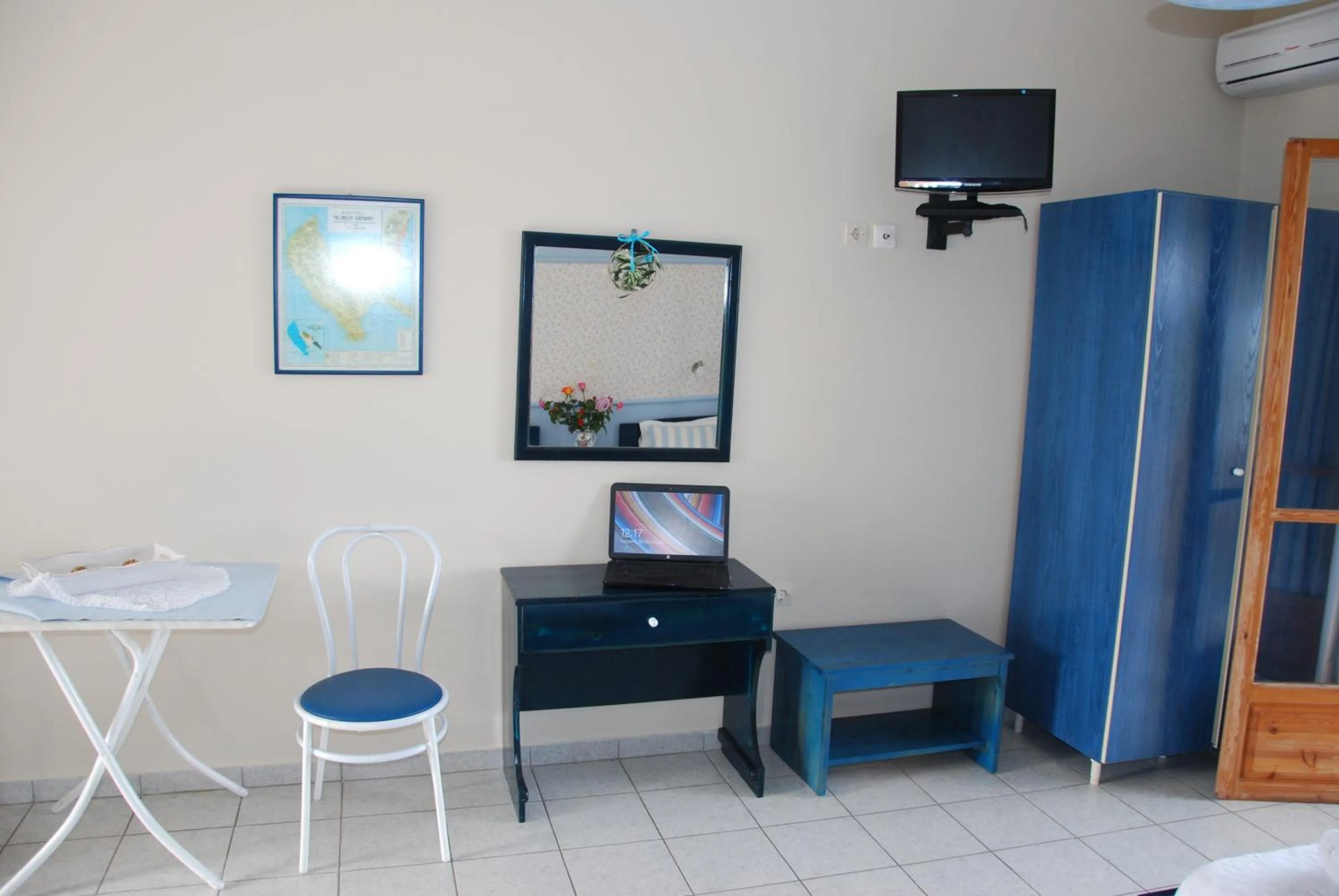 TV and multimedia in Kavos Psarou Studios & Apartments