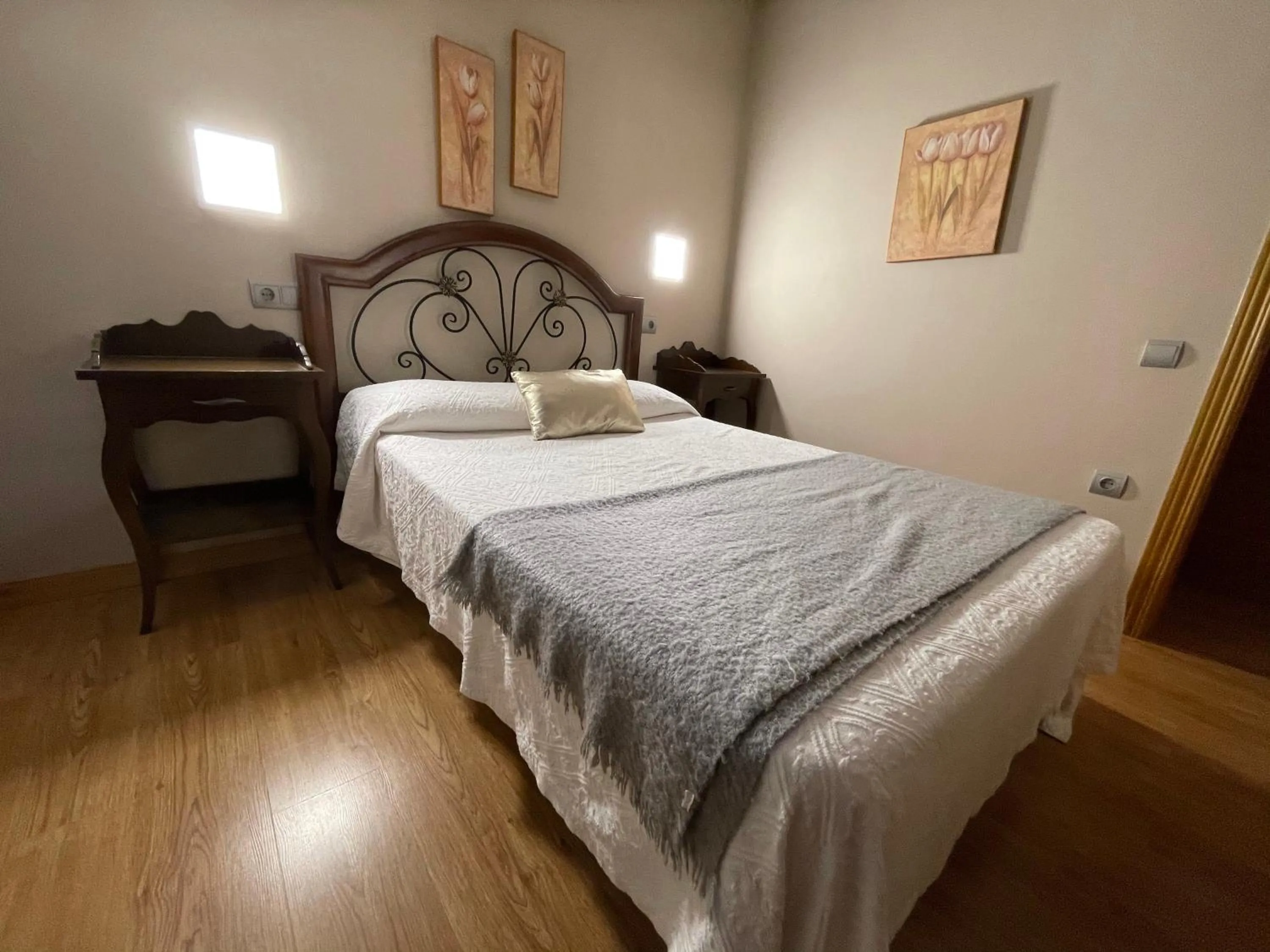 Property building, Bed in Hotel Apartamentos Barrau