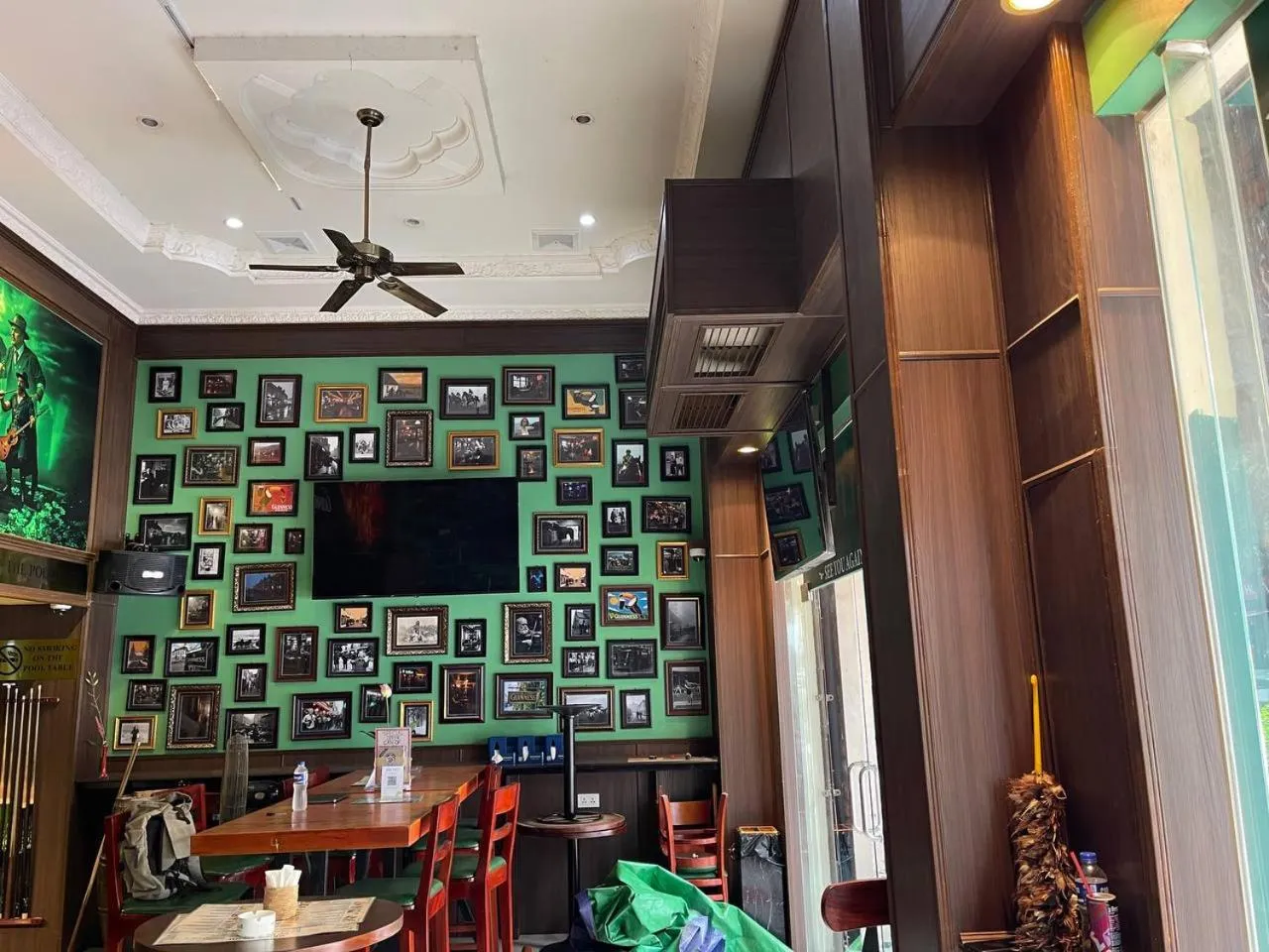 Communal lounge/ TV room in The Dubliner Inn