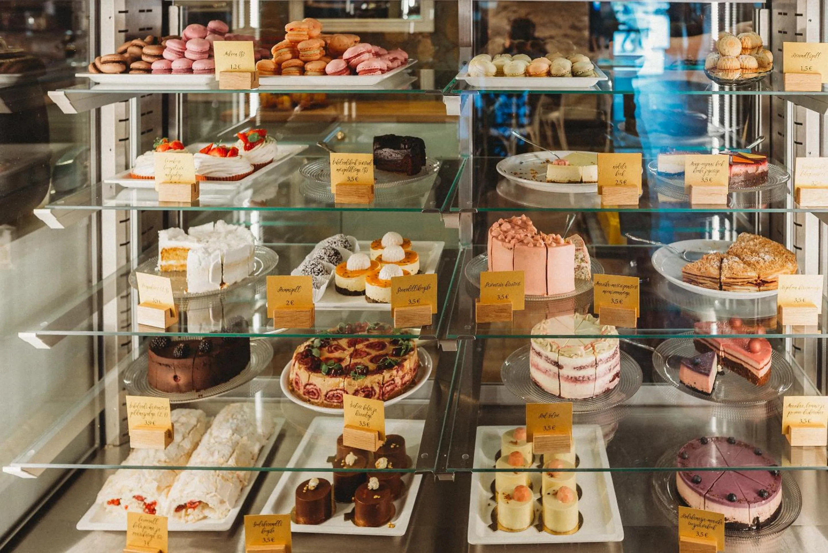 Restaurant/places to eat in Economy Hotel