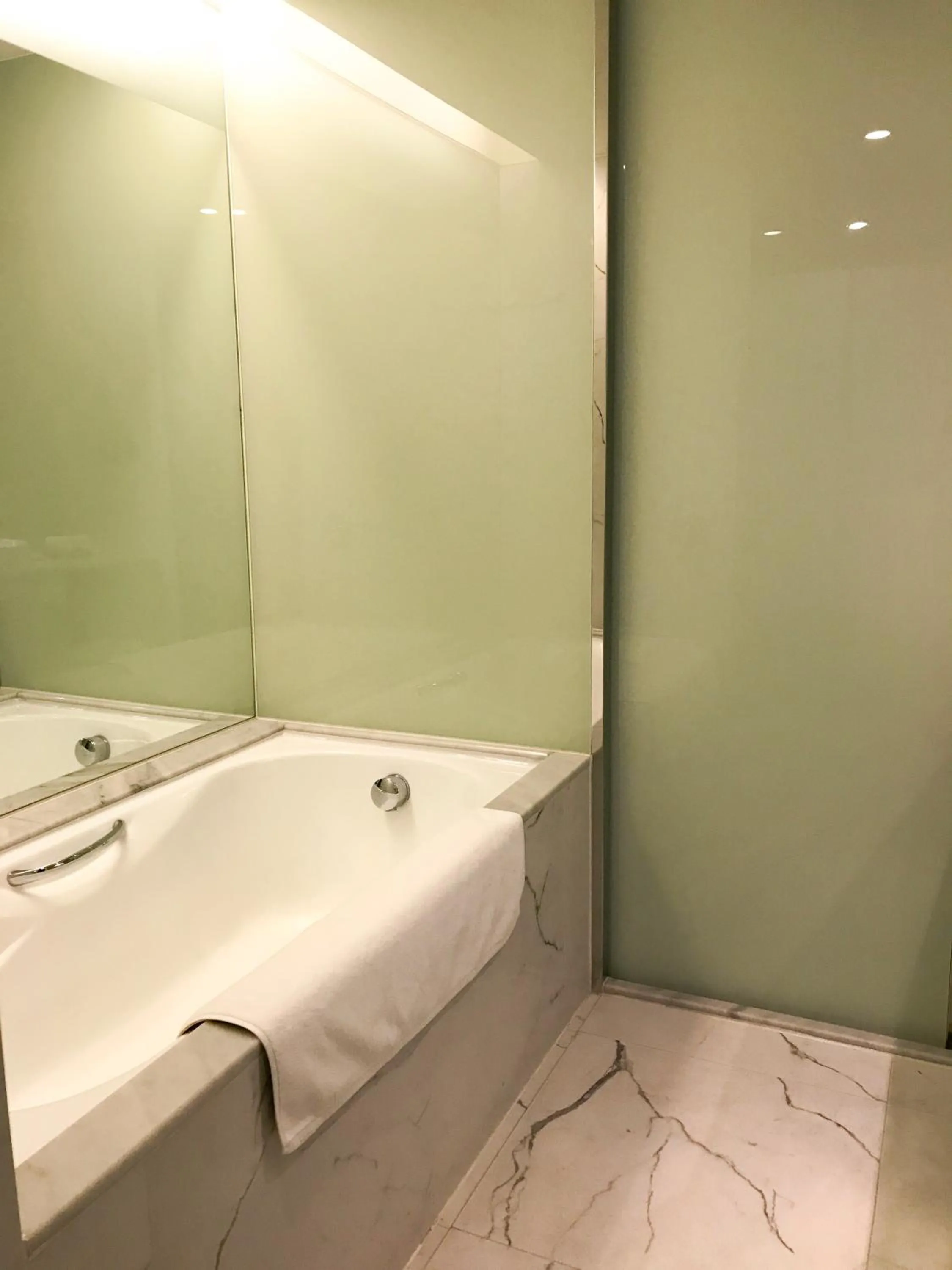 Bath in Kaohsiung Chateau de Chine Hotel