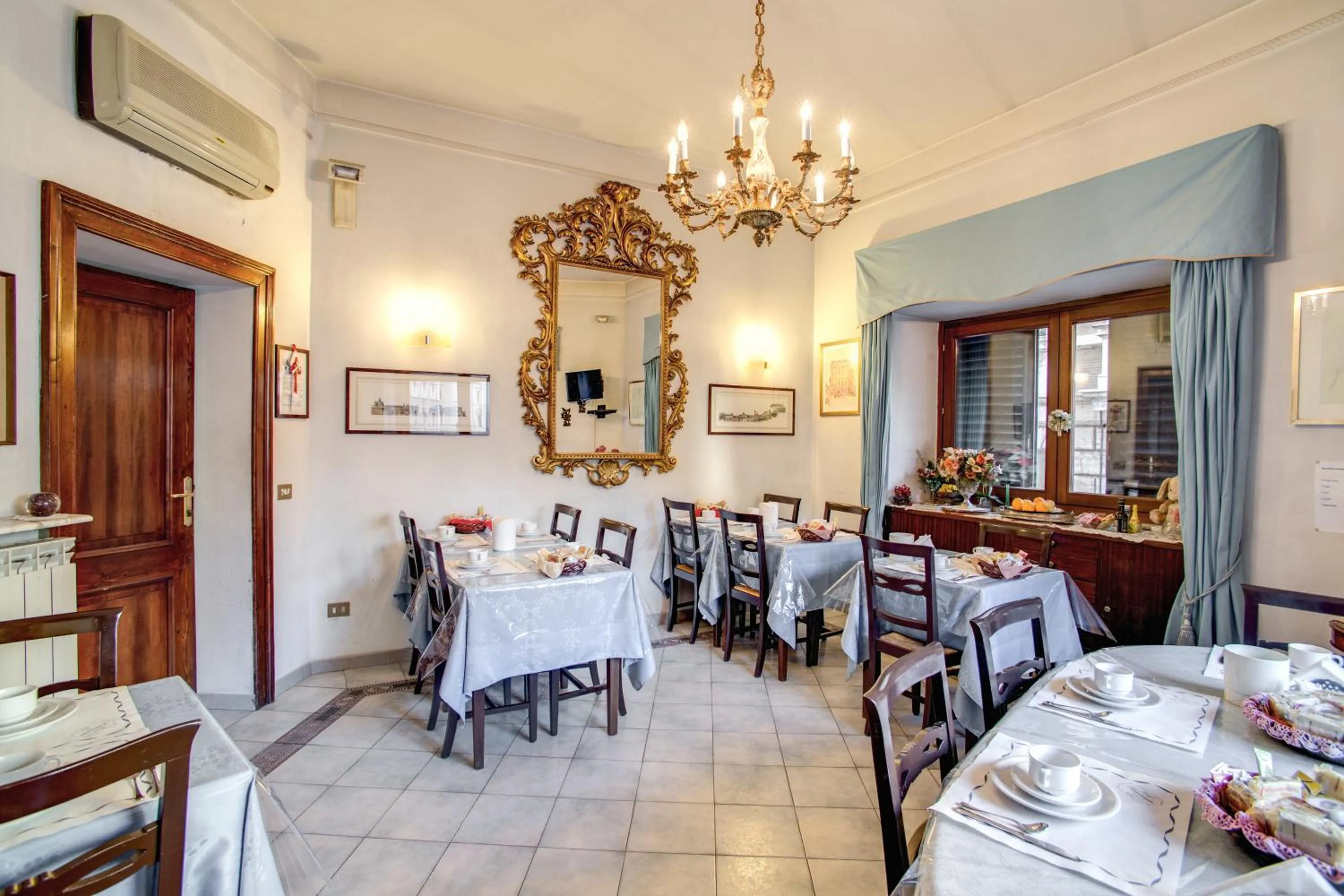 Restaurant/places to eat in Hotel Primavera