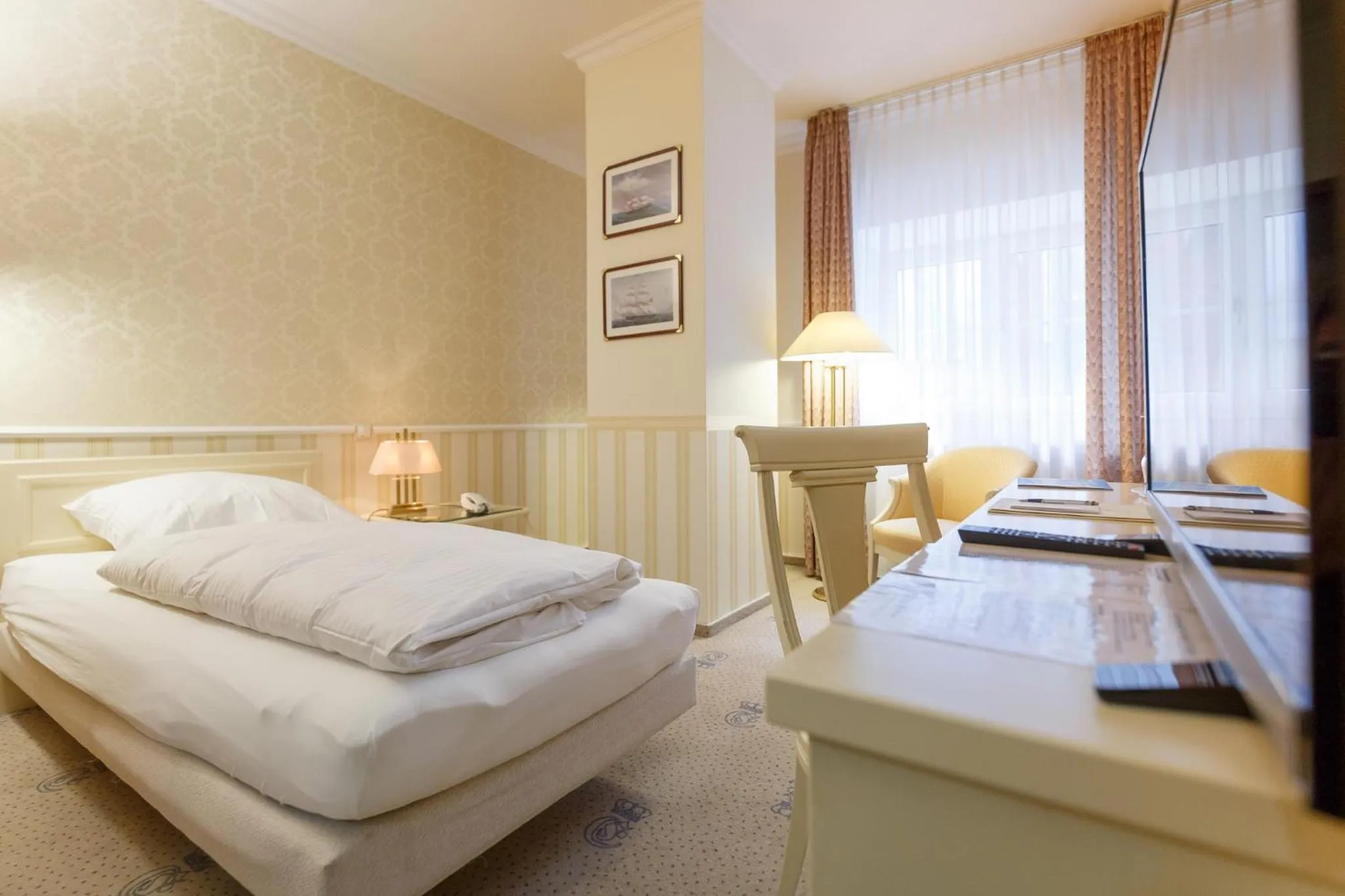 Photo of the whole room, Bed in Hotel Erbprinz & Restaurant "Prinzenstube"