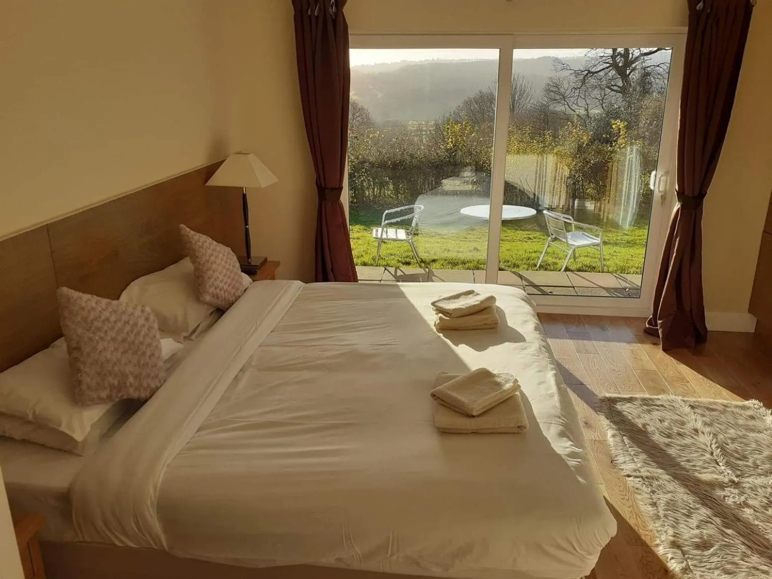 Bed in The Bear Inn and Burwash Motel