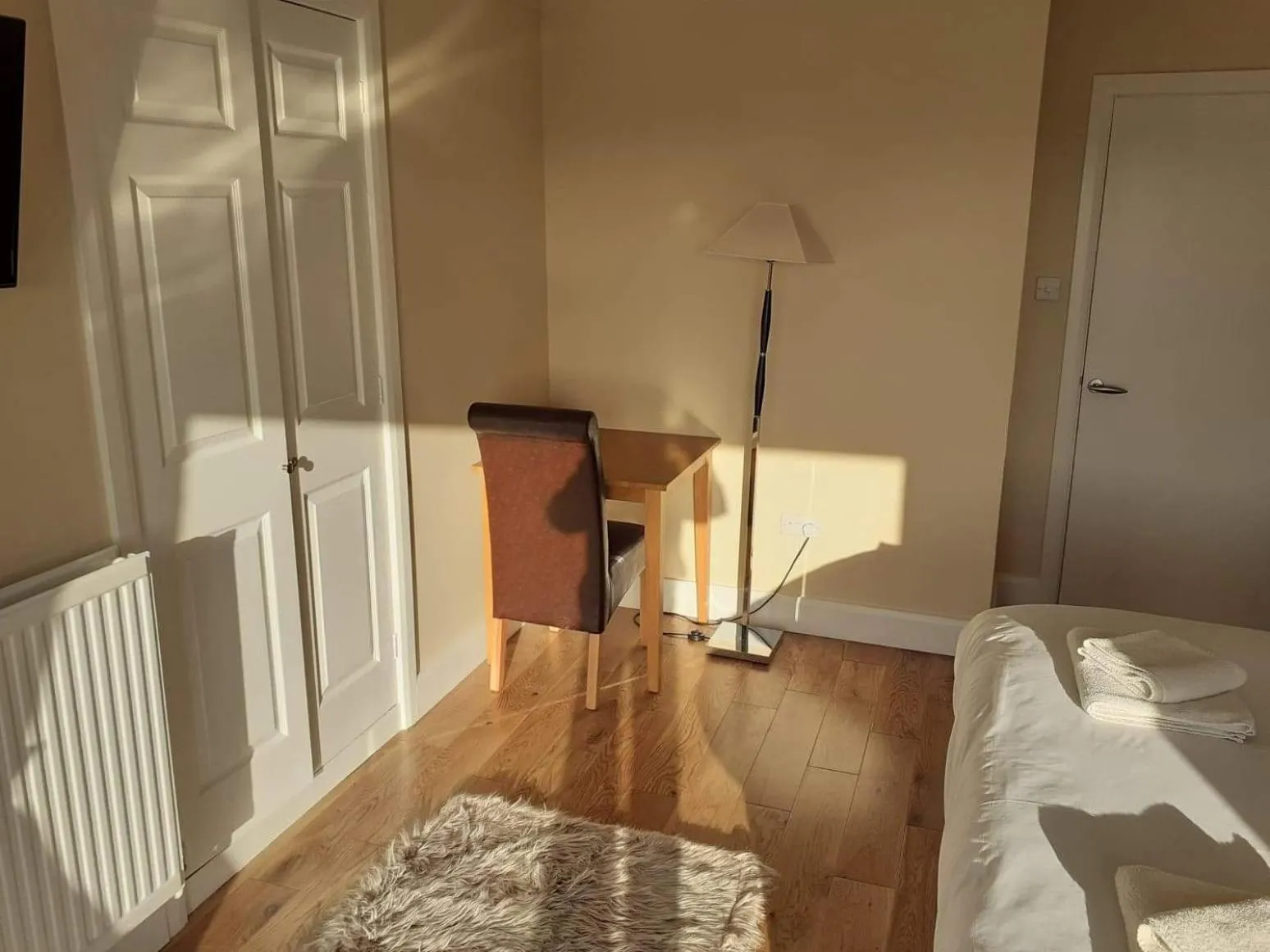 Seating area, Bed in The Bear Inn and Burwash Motel