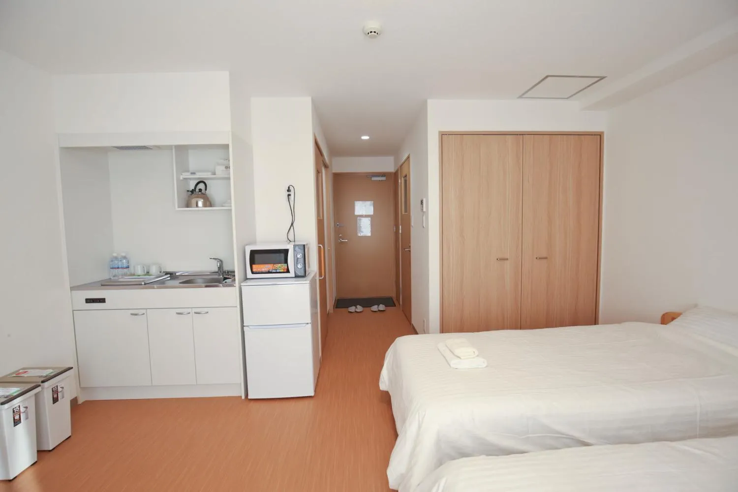 Kitchen or kitchenette, Bed in Connect Inn