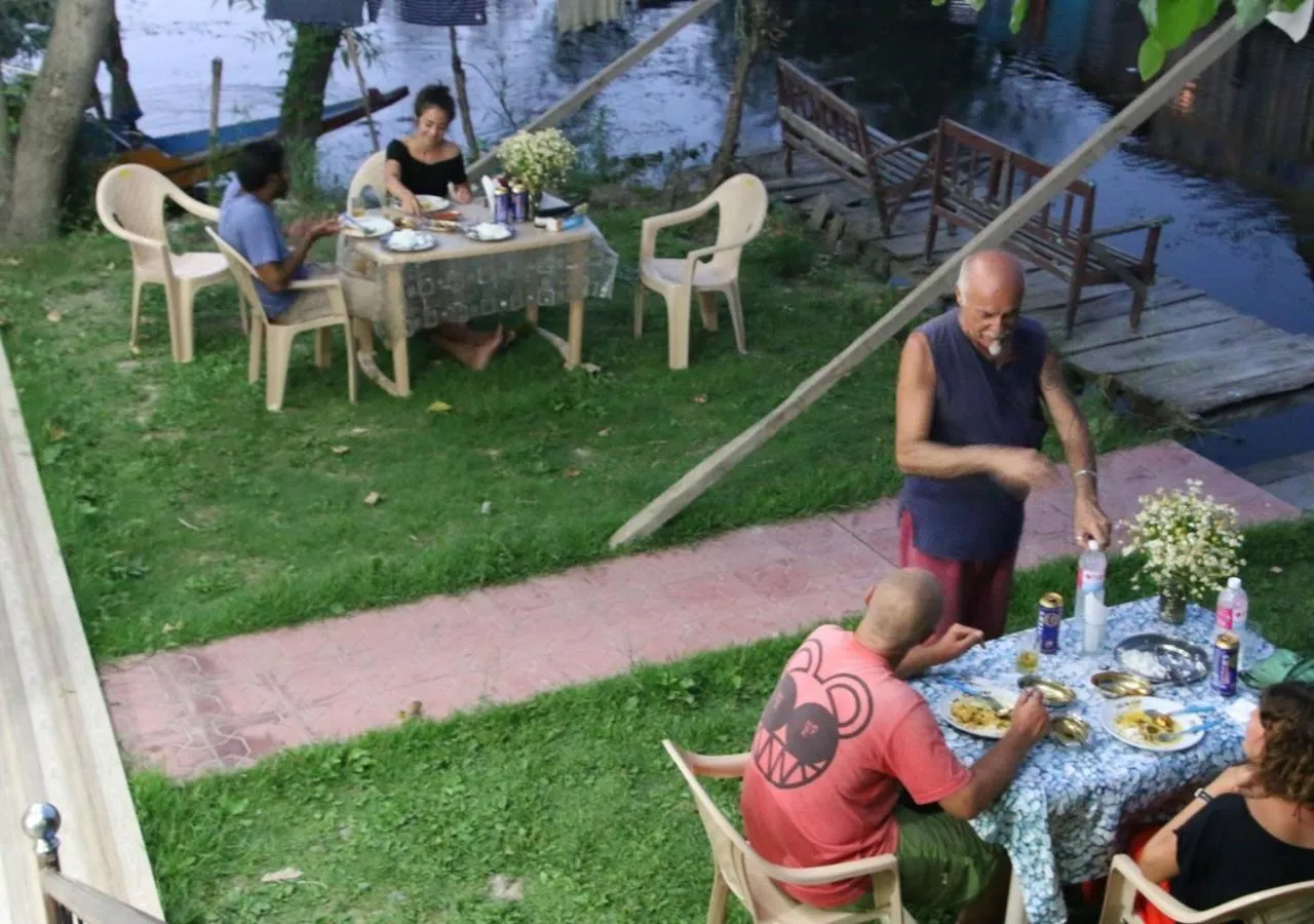 Garden in Hotel Chachoo Palace