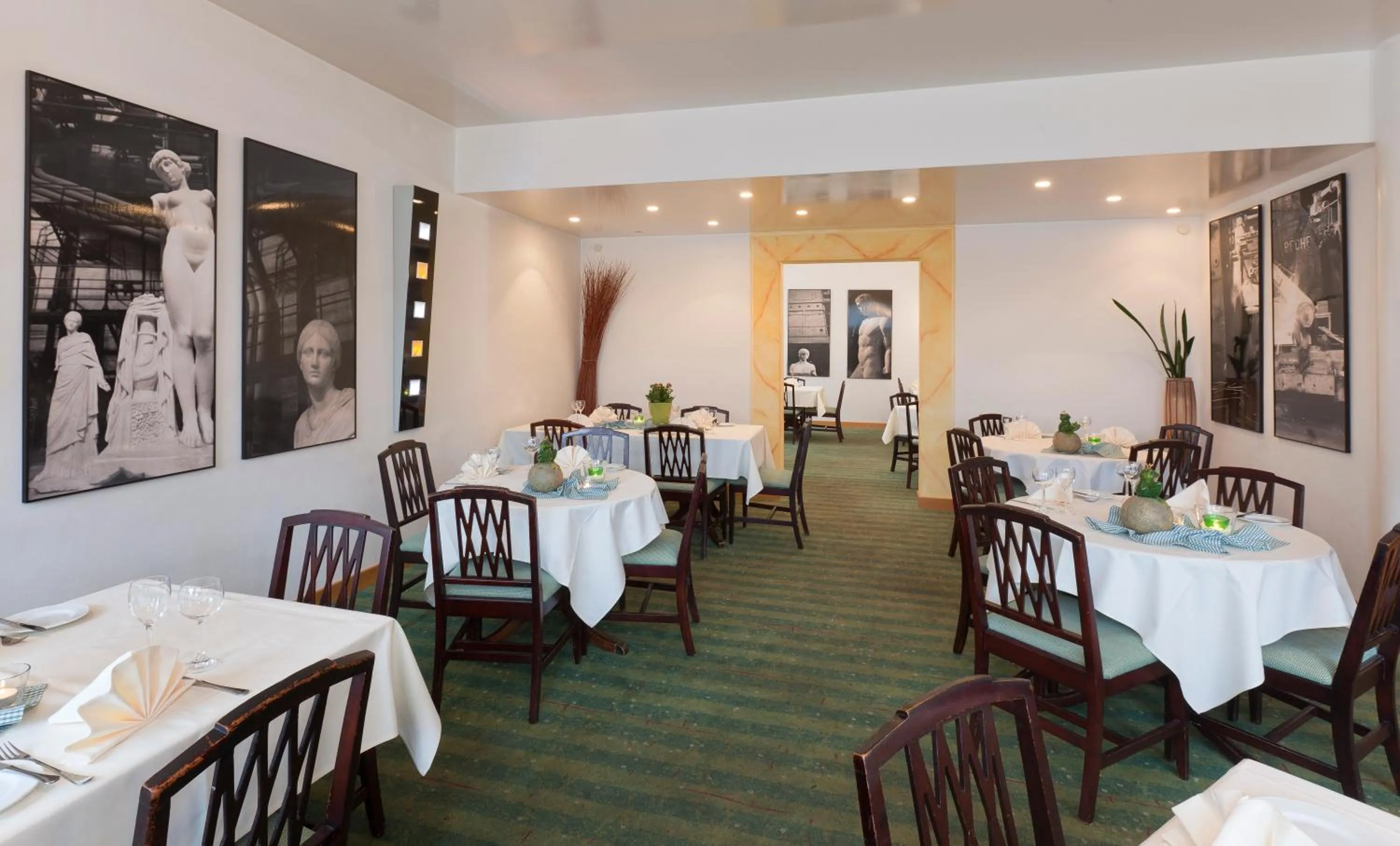 Restaurant/places to eat in Kress Hotel