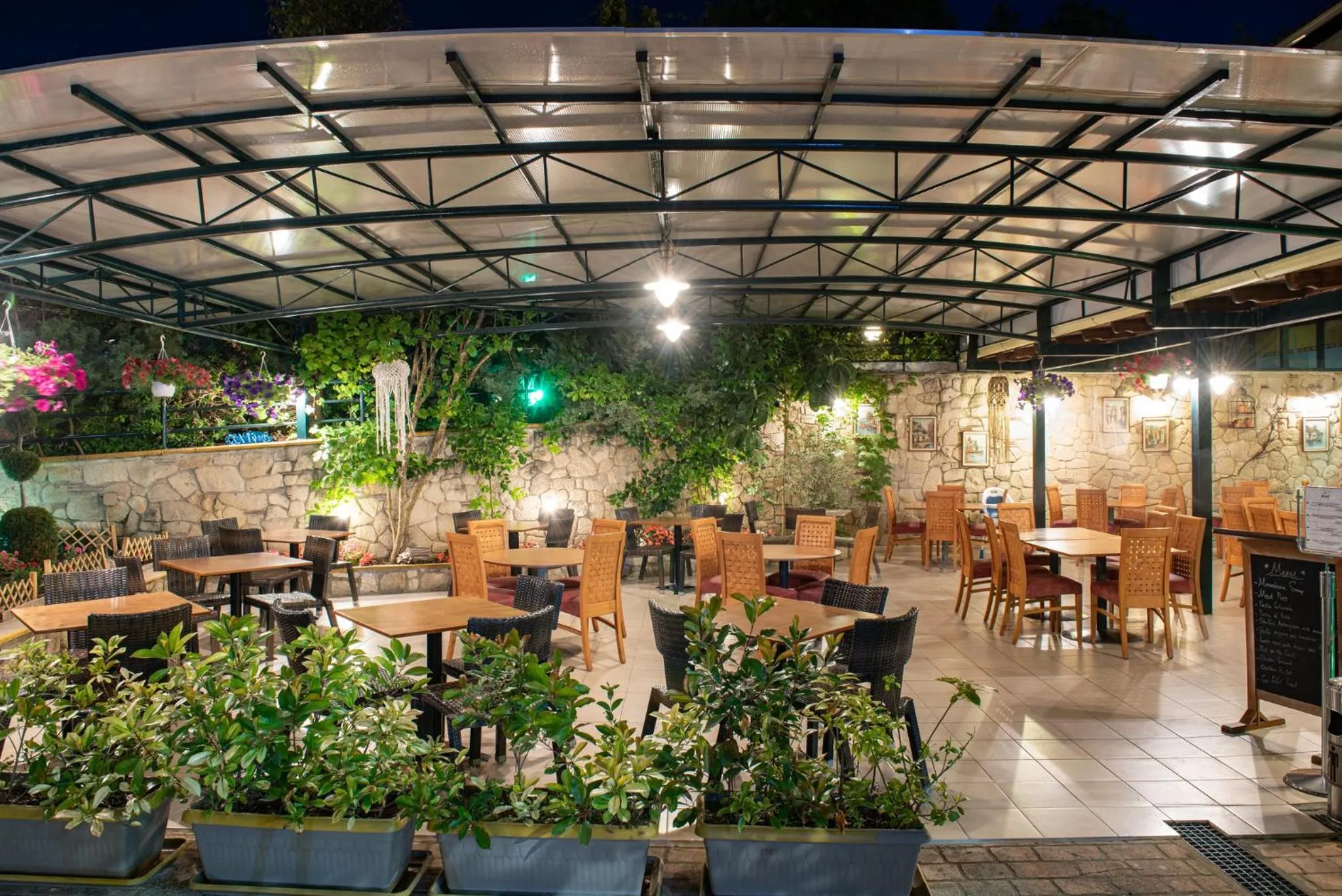 Restaurant/places to eat in Lesse Hotel