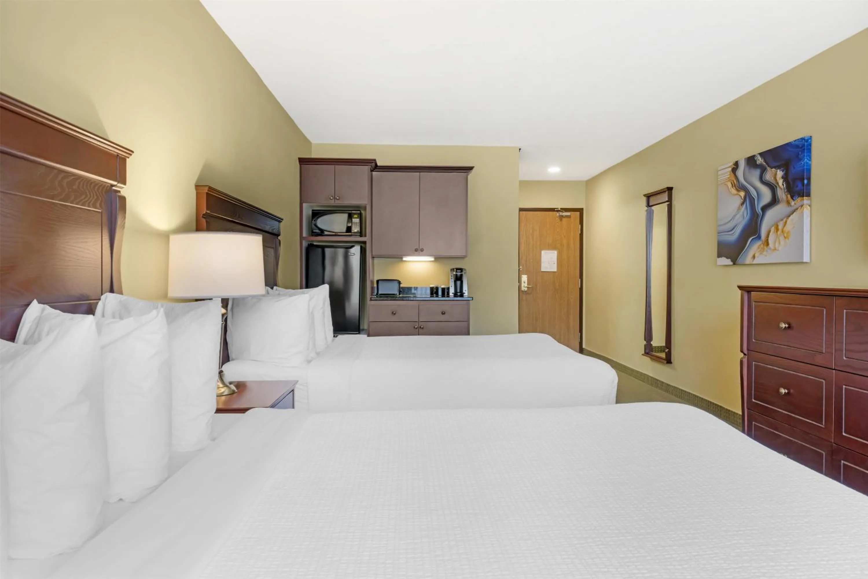 Bedroom, Bed in Best Western Plus Grand-Sault Hotel & Suites