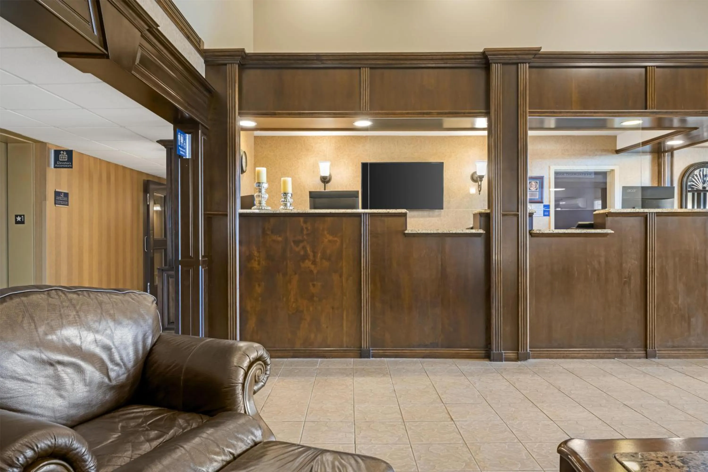 Lobby or reception in Best Western Plus Grand-Sault Hotel & Suites