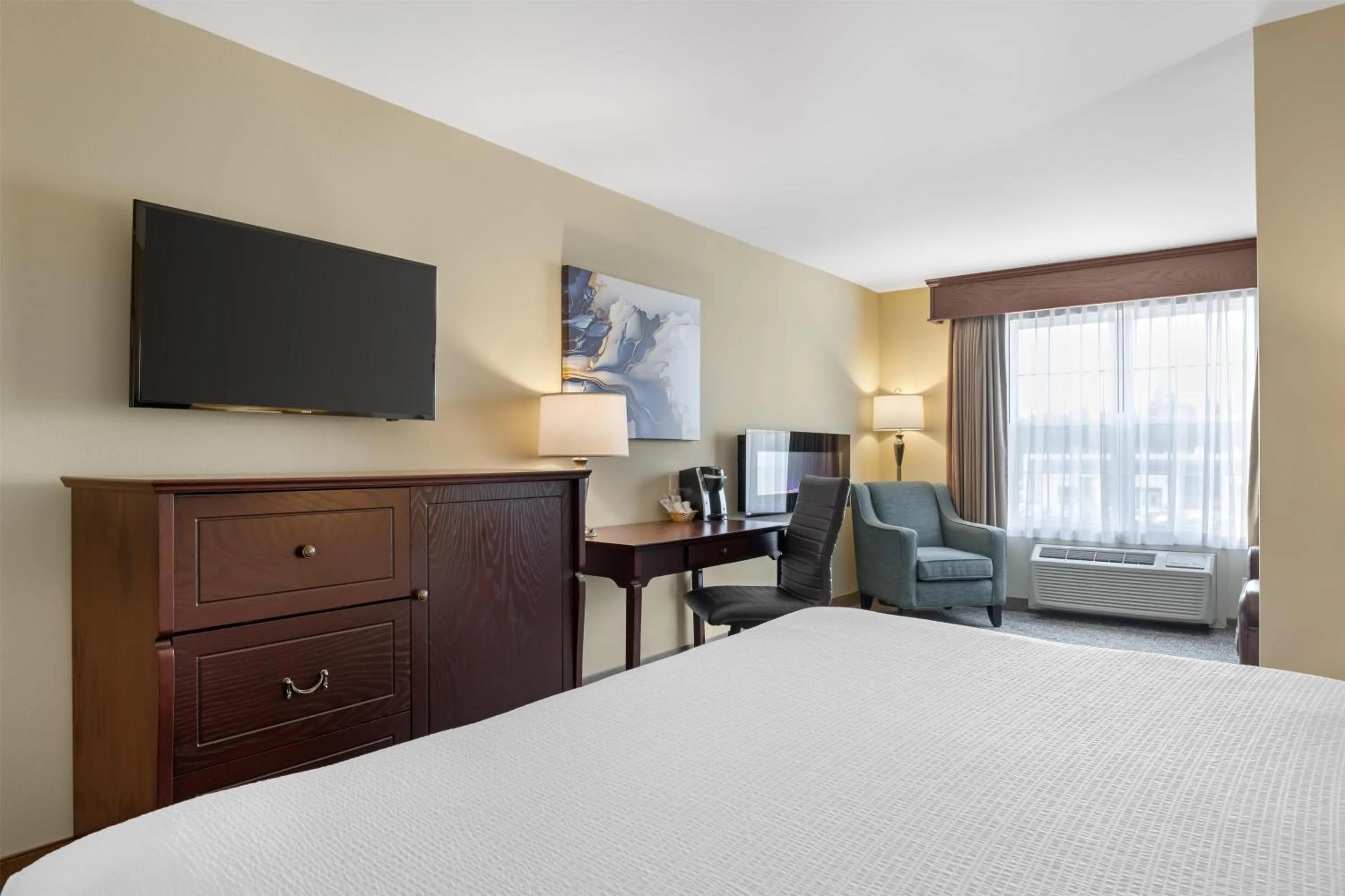 Bedroom, Bed in Best Western Plus Grand-Sault Hotel & Suites