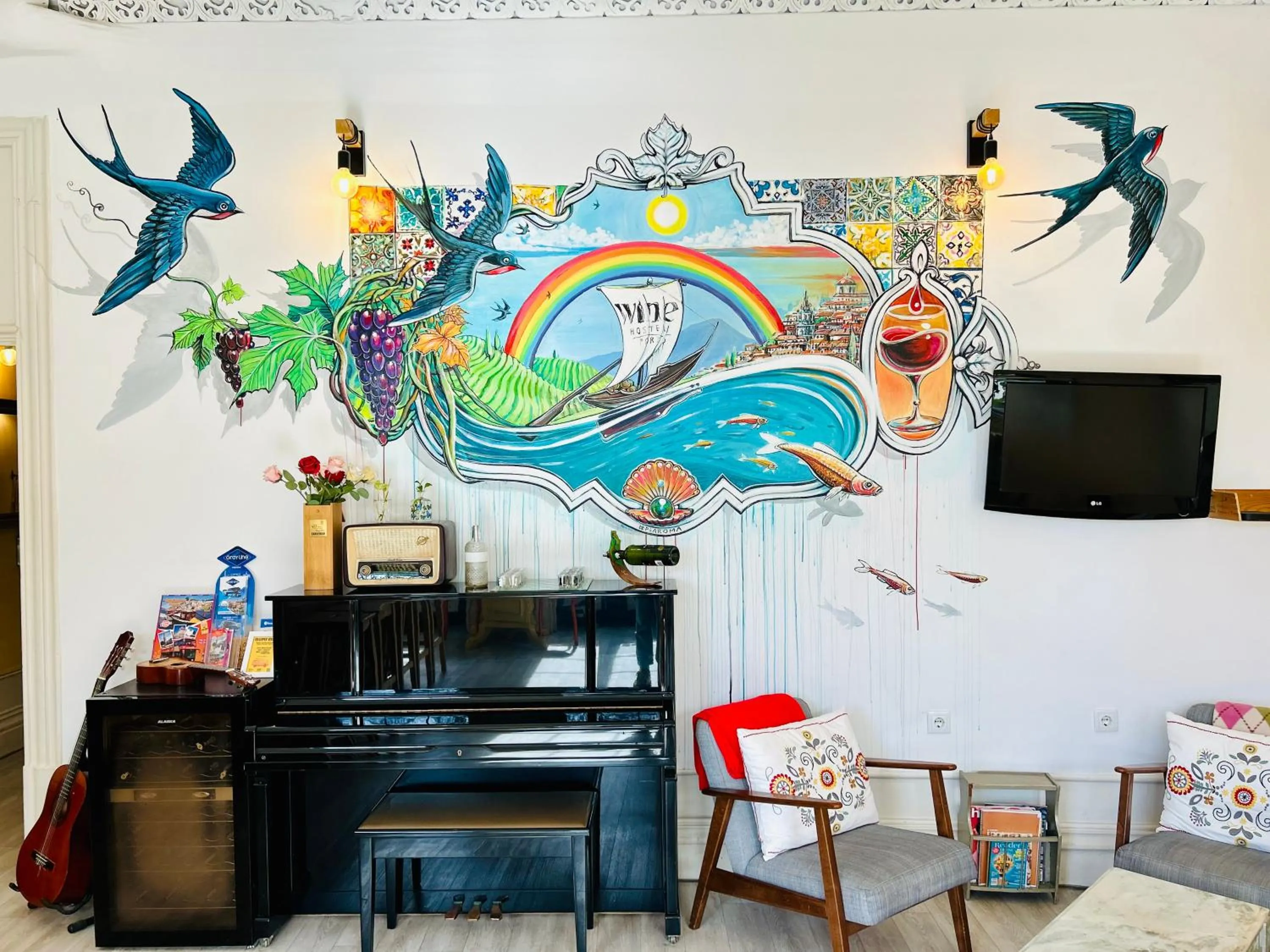 Communal lounge/ TV room in Porto Wine Hostel