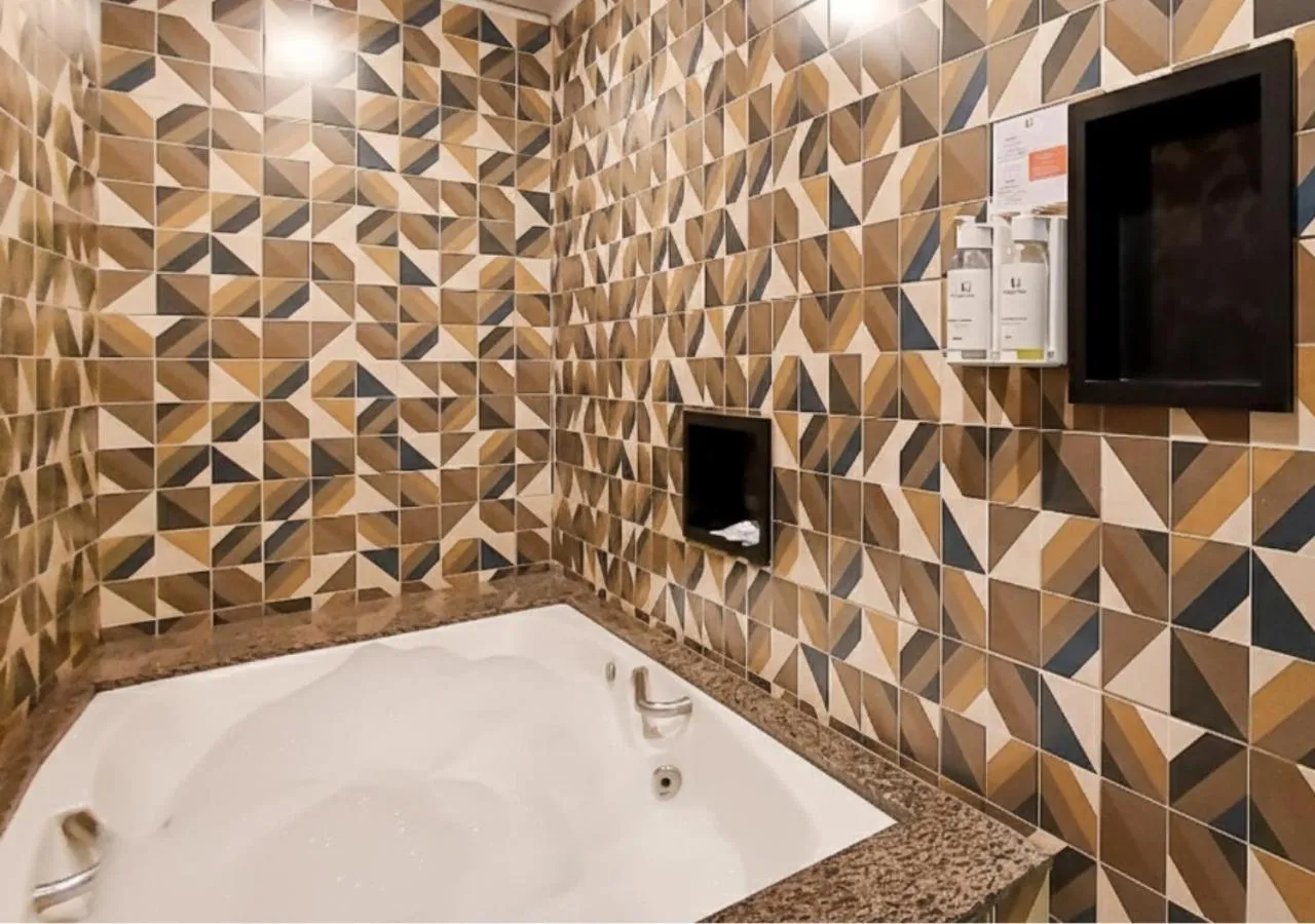 Hot Tub in Calamares Hotel São Caetano