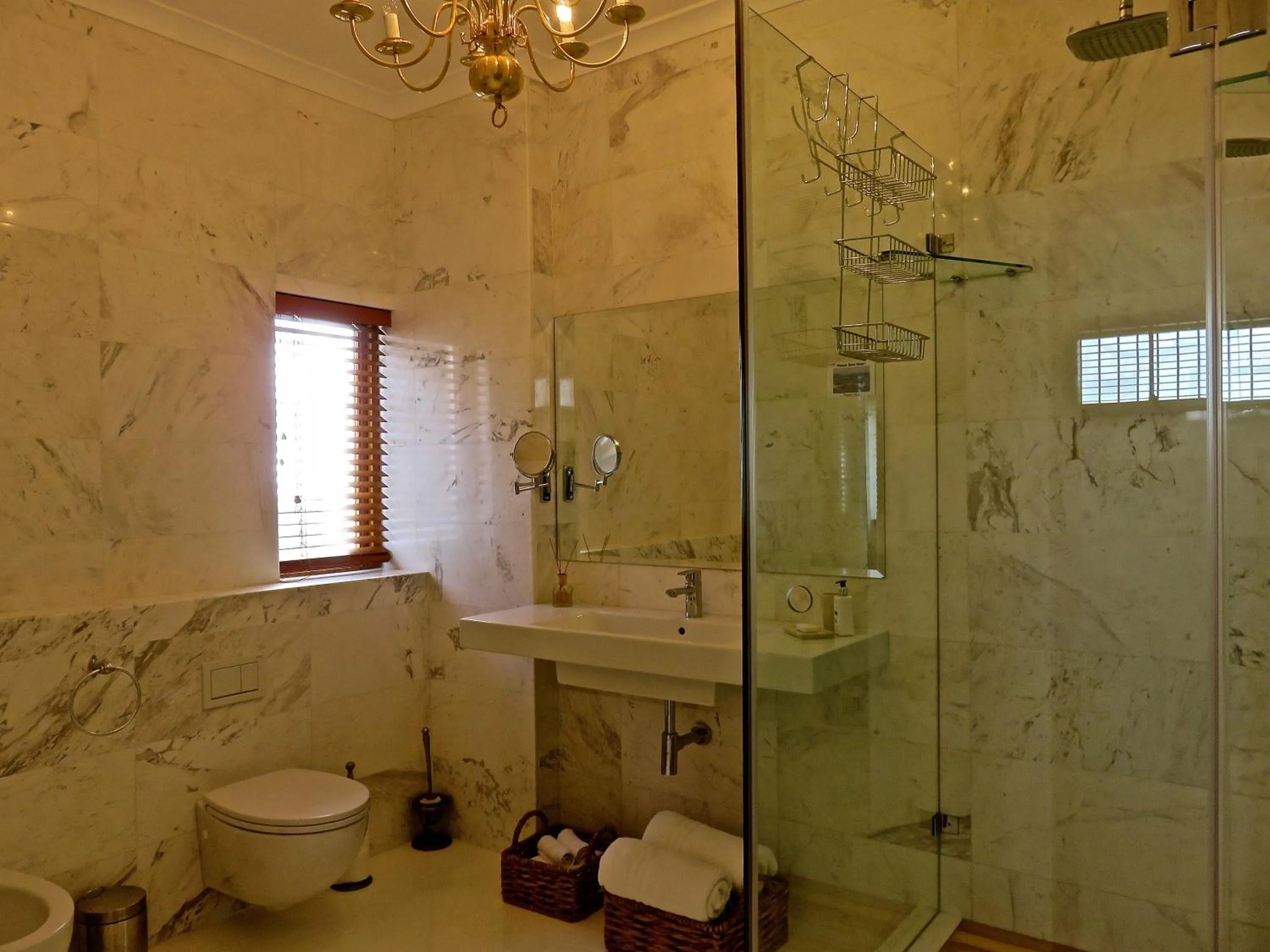 Shower in Boutique@10