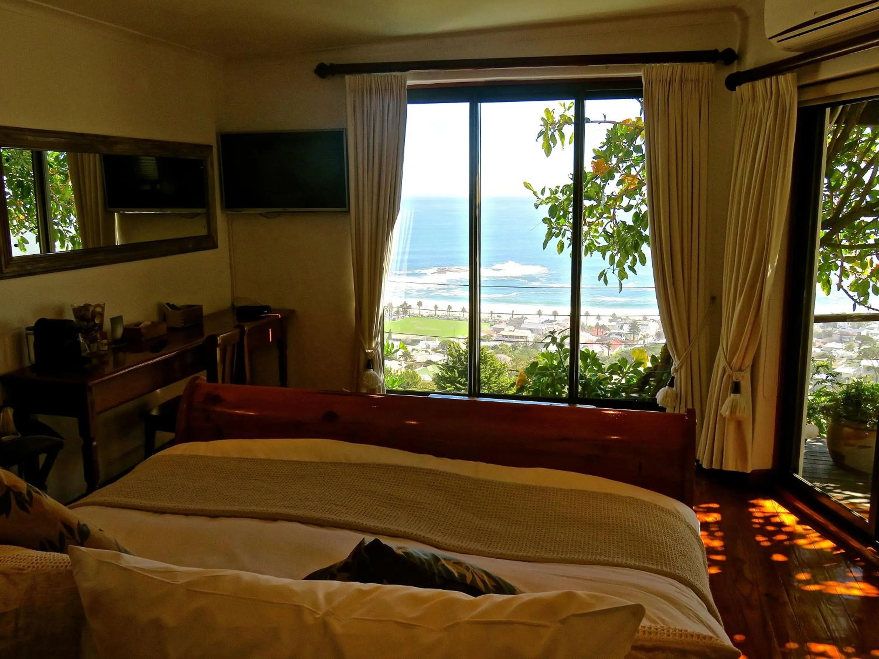 Communal lounge/ TV room, Bed in Boutique@10