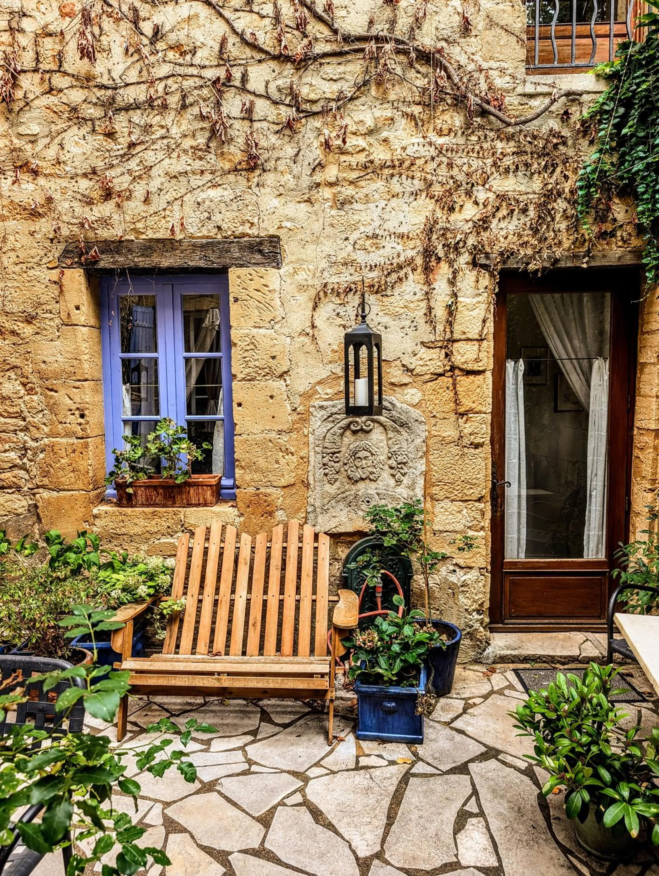 Inner courtyard view in La Lanterne Chambres d'Hotes
