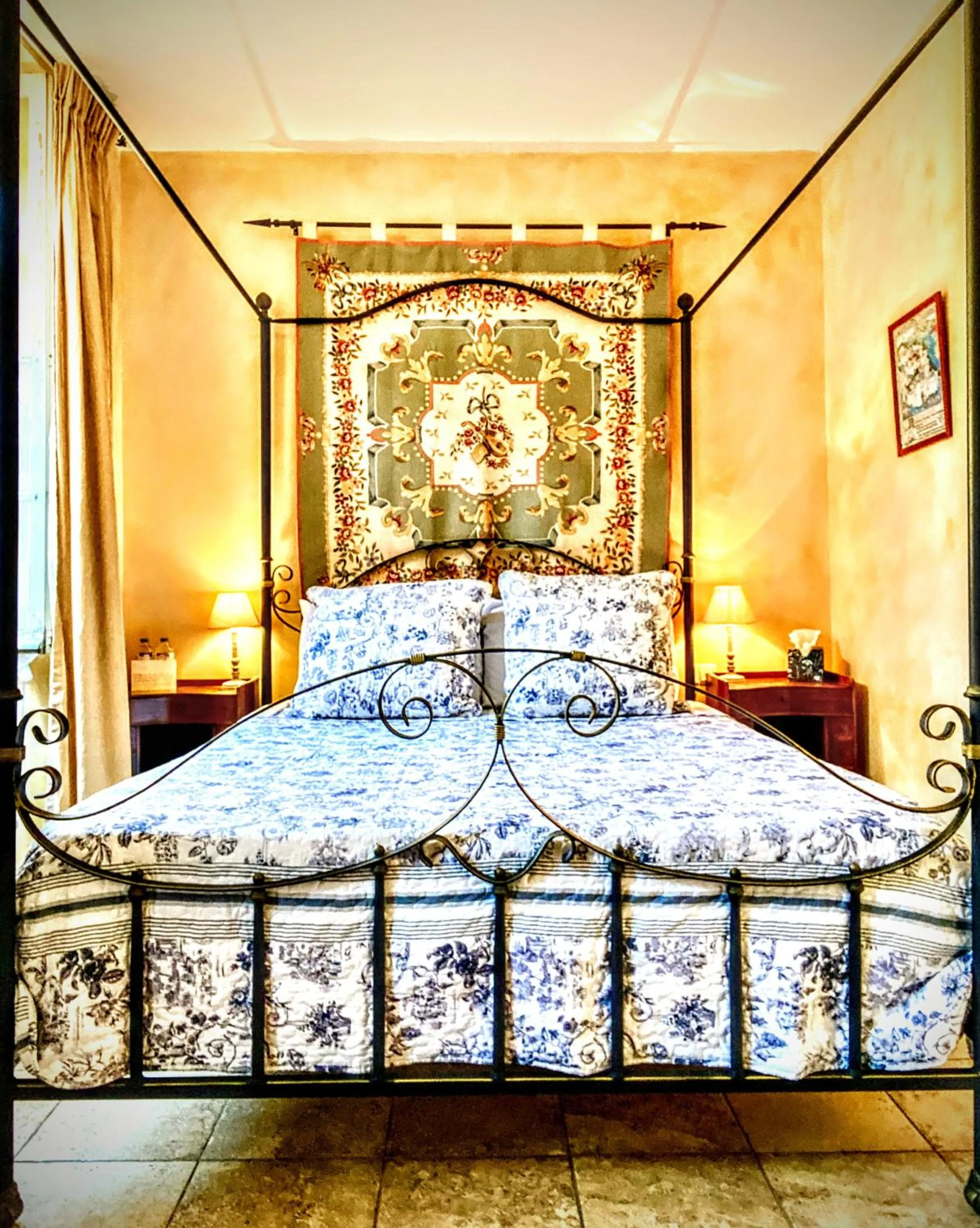 Bed in La Lanterne Chambres d'Hotes