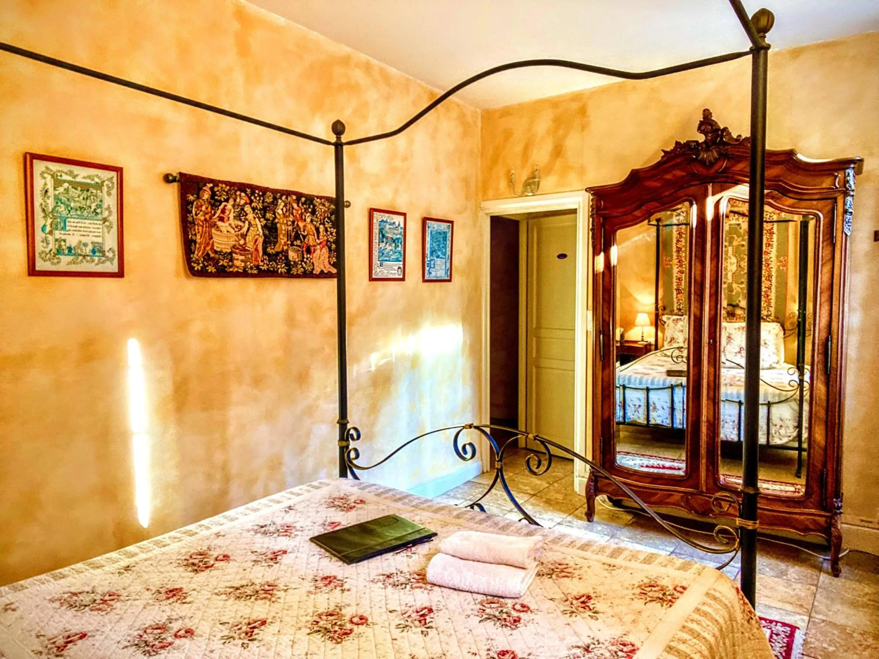 Bed in La Lanterne Chambres d'Hotes