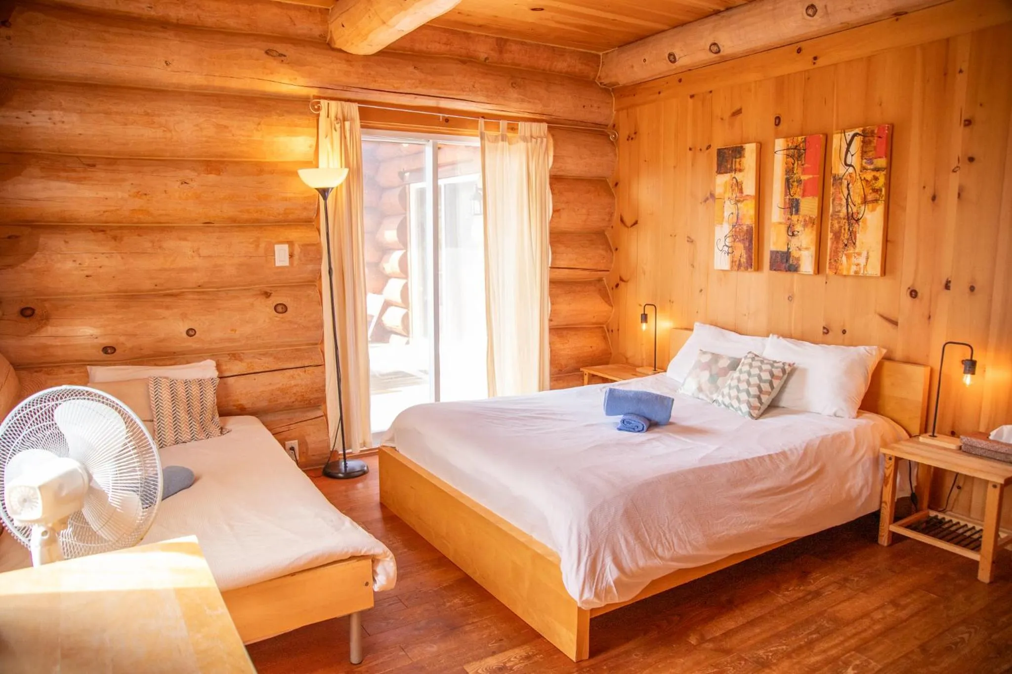 Bed in Auberge Couleurs de France