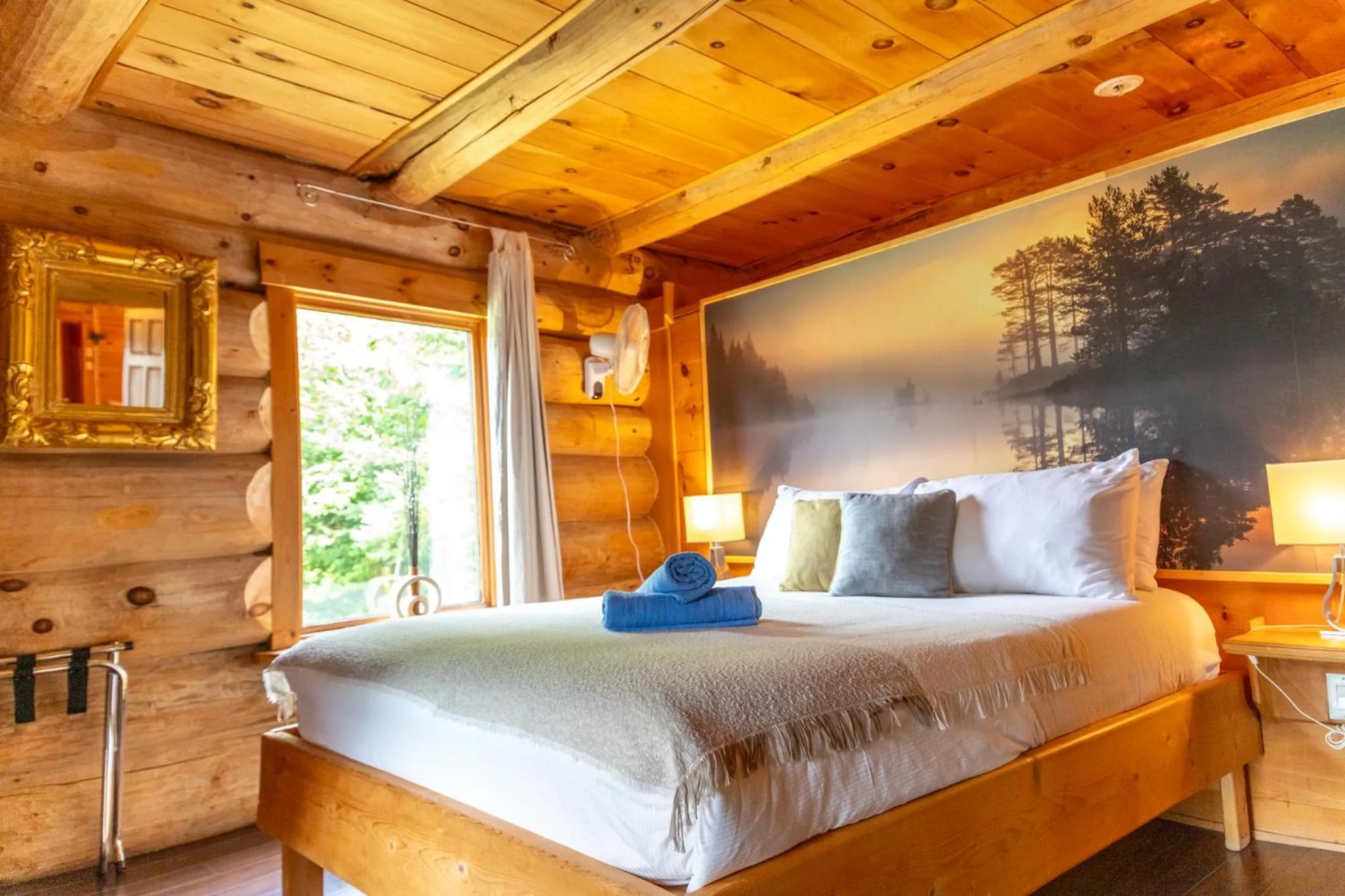 Bed in Auberge Couleurs de France