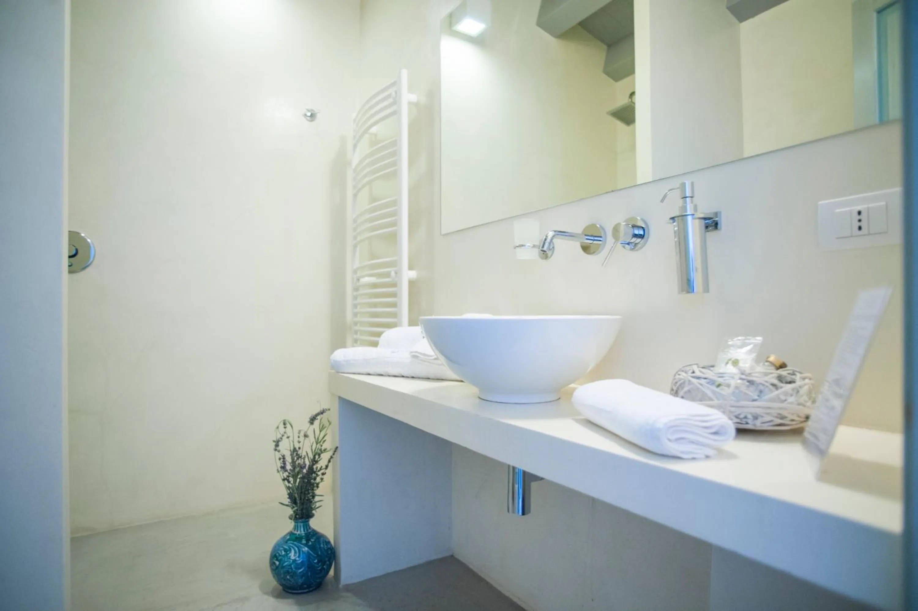 Spring, Bathroom in Relais Casina Miregia