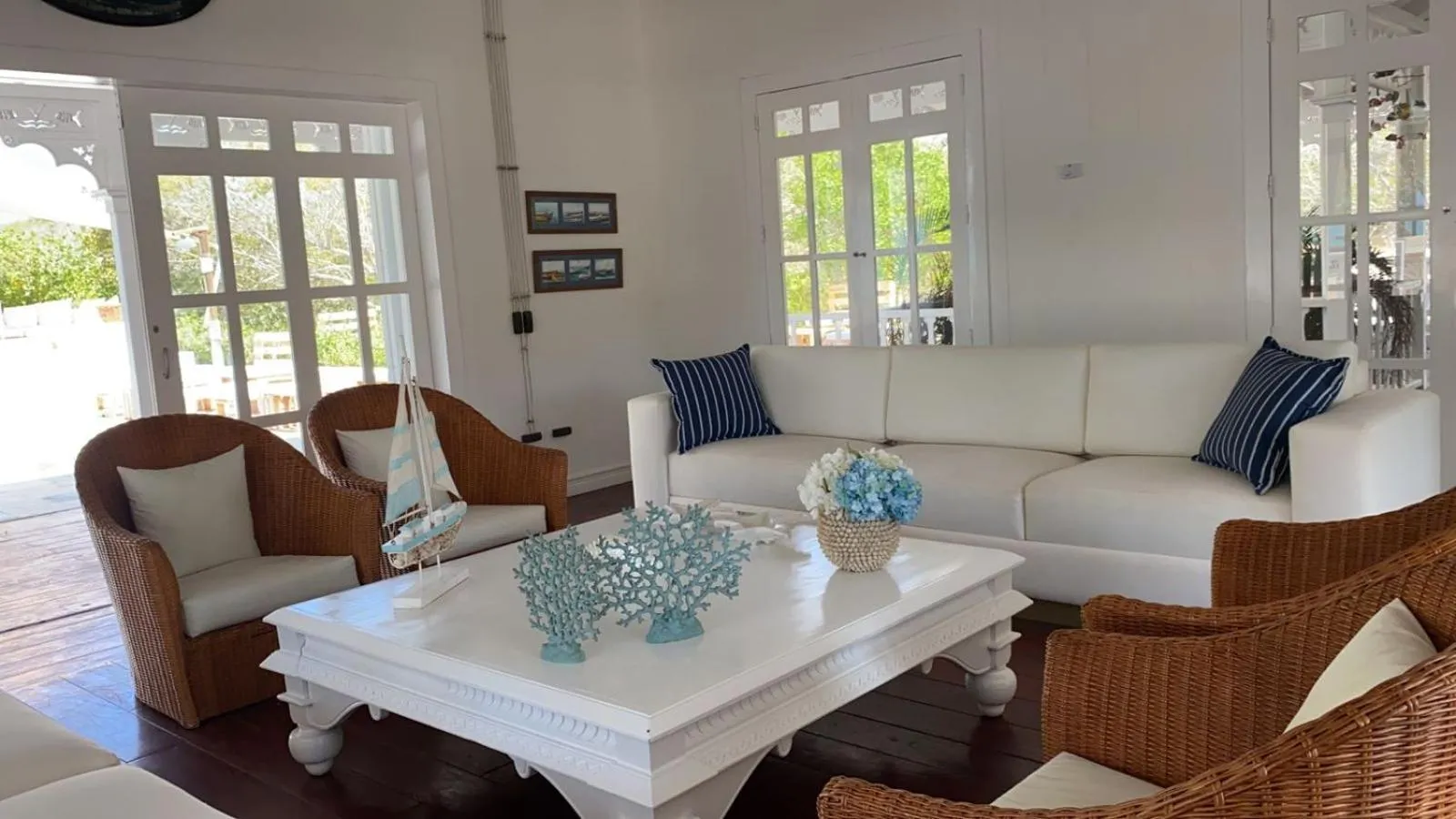 Communal lounge/ TV room in Hotel Agua Azul Beach Resort