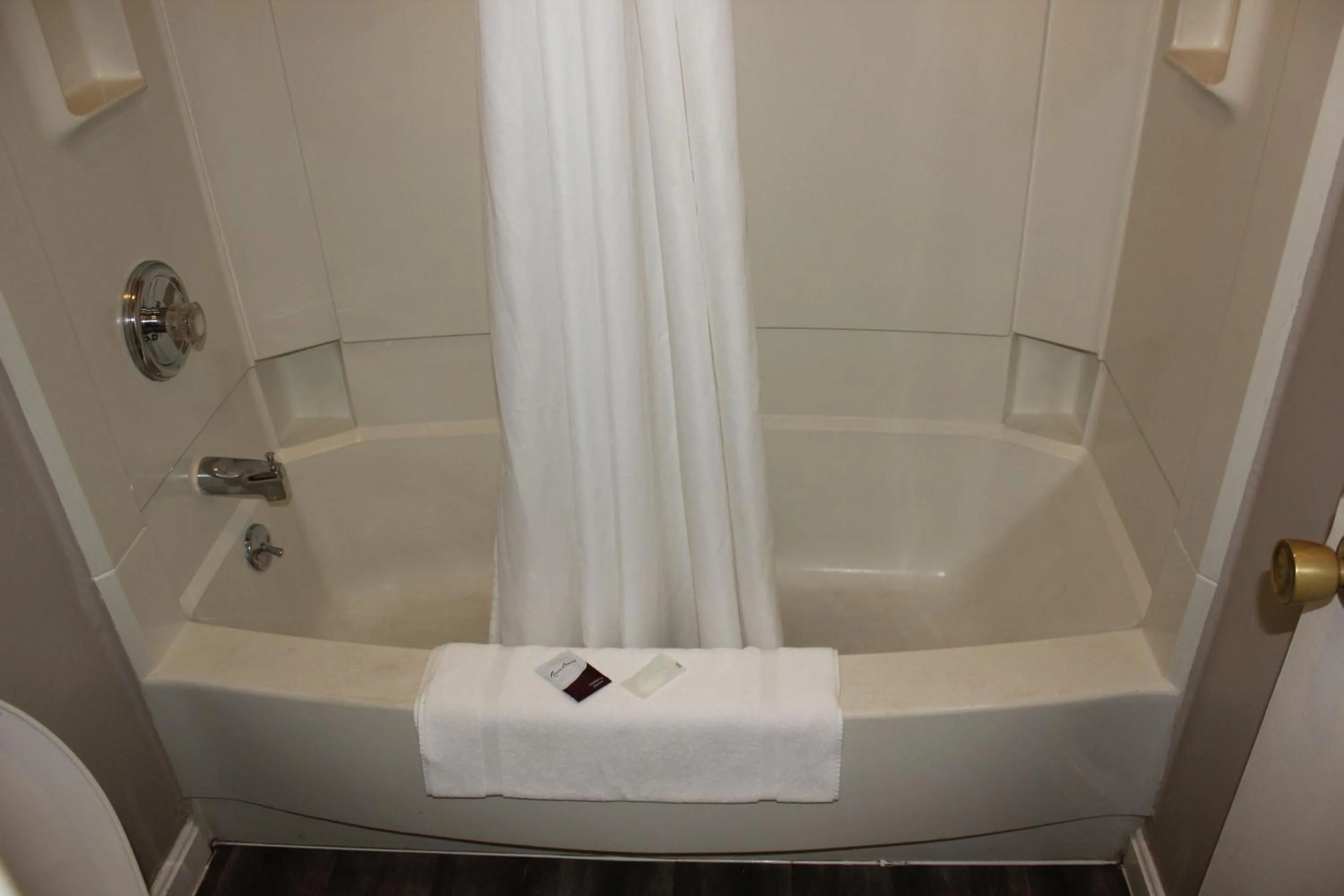 Bath in Red Carpet Inn - Louisville