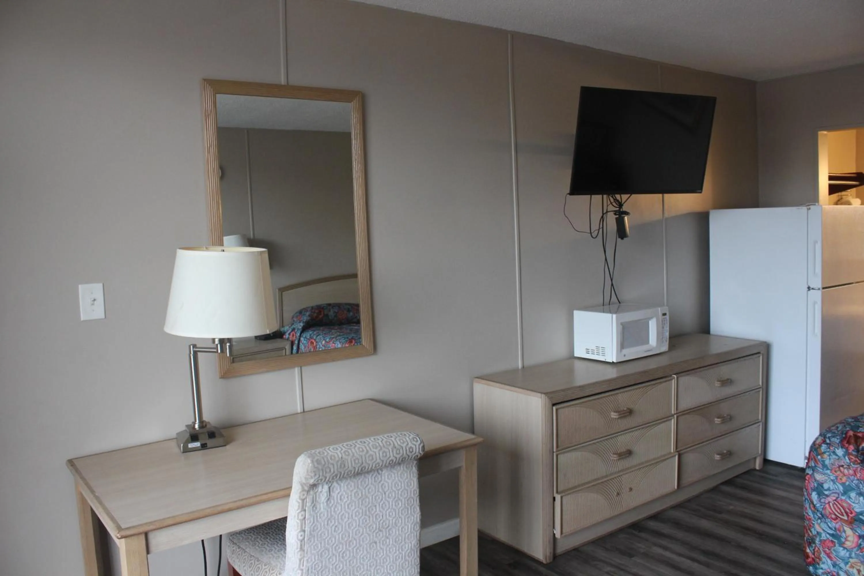 Bed in Red Carpet Inn - Louisville