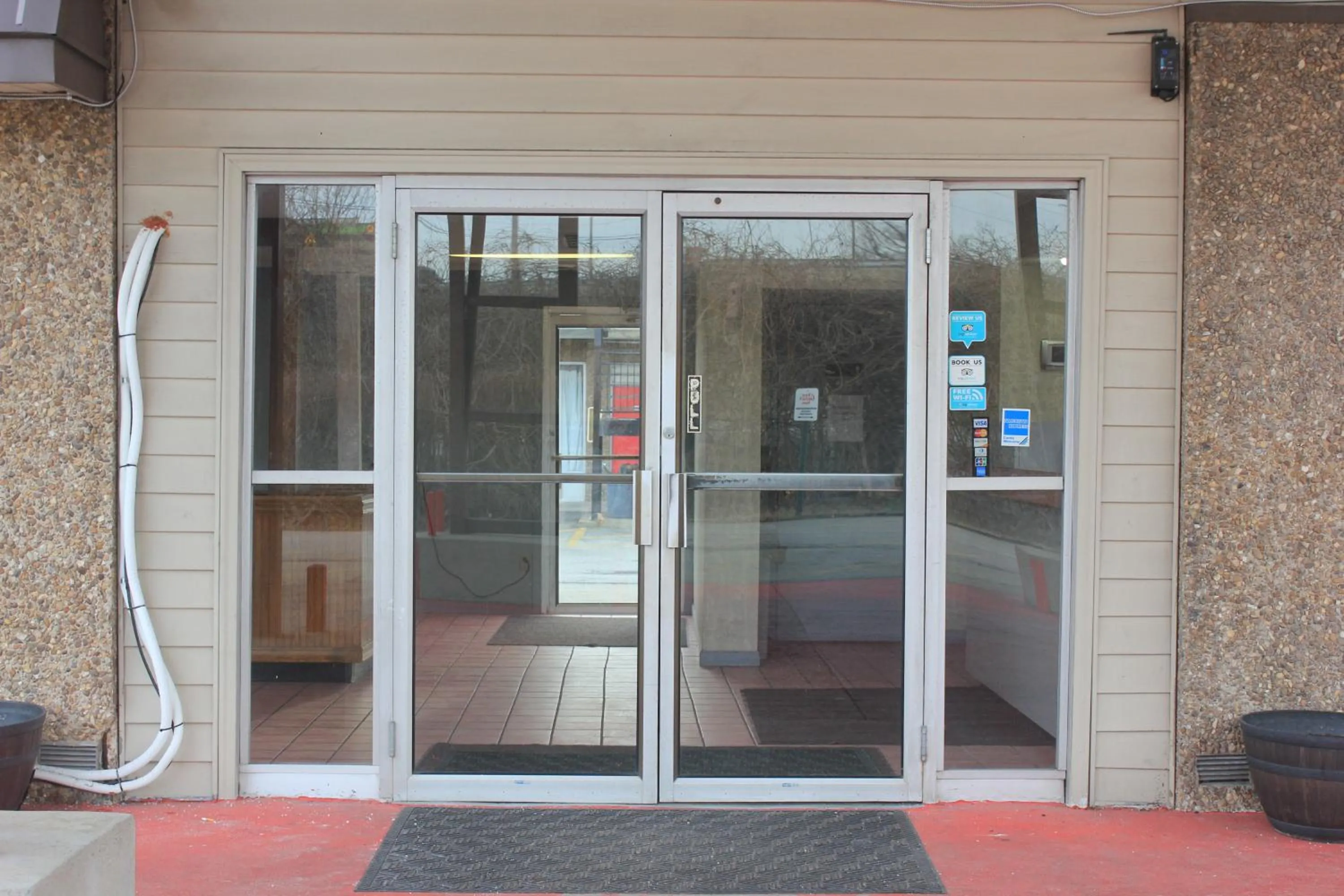 Facade/entrance in Red Carpet Inn - Louisville