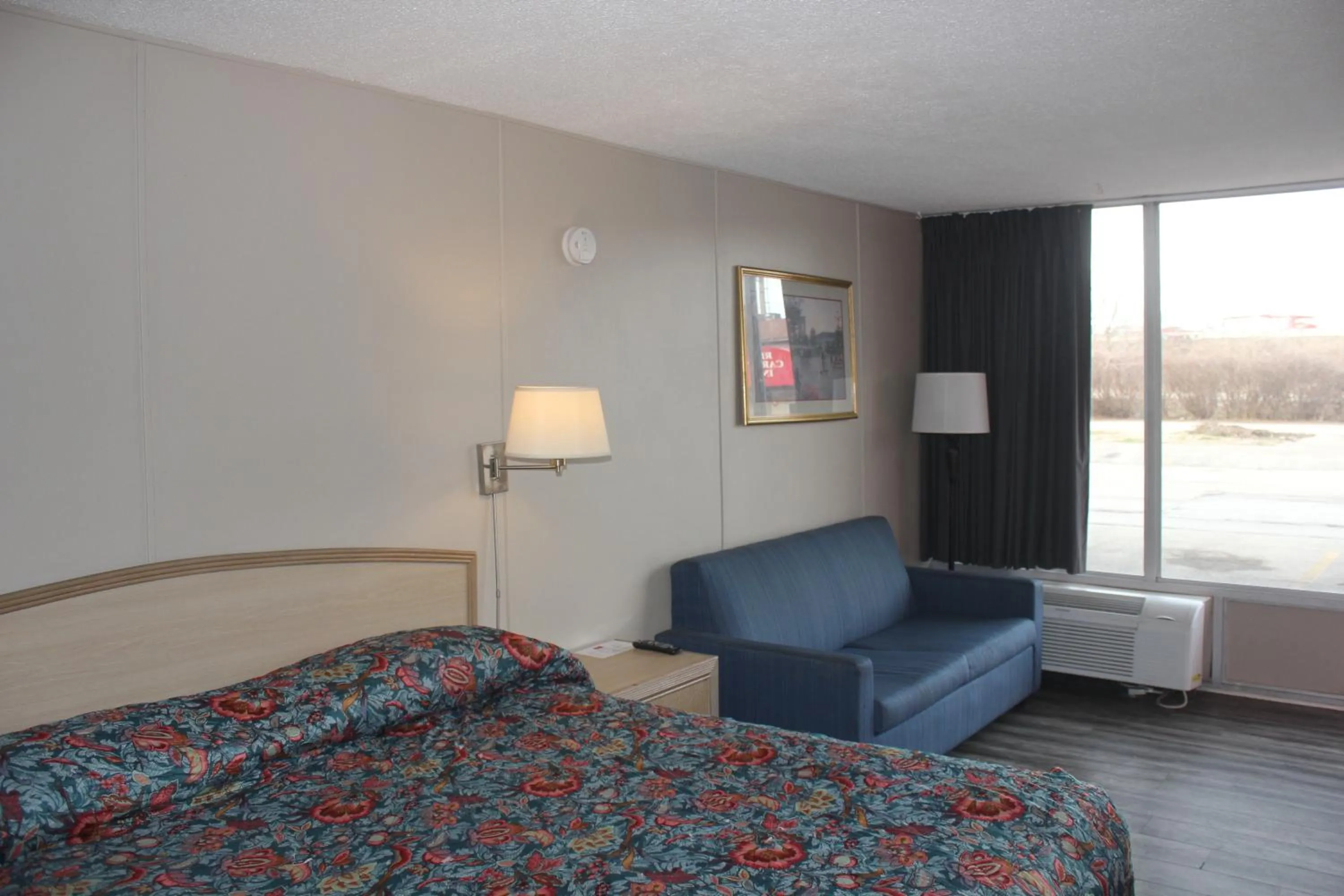 Seating area, Bed in Red Carpet Inn - Louisville