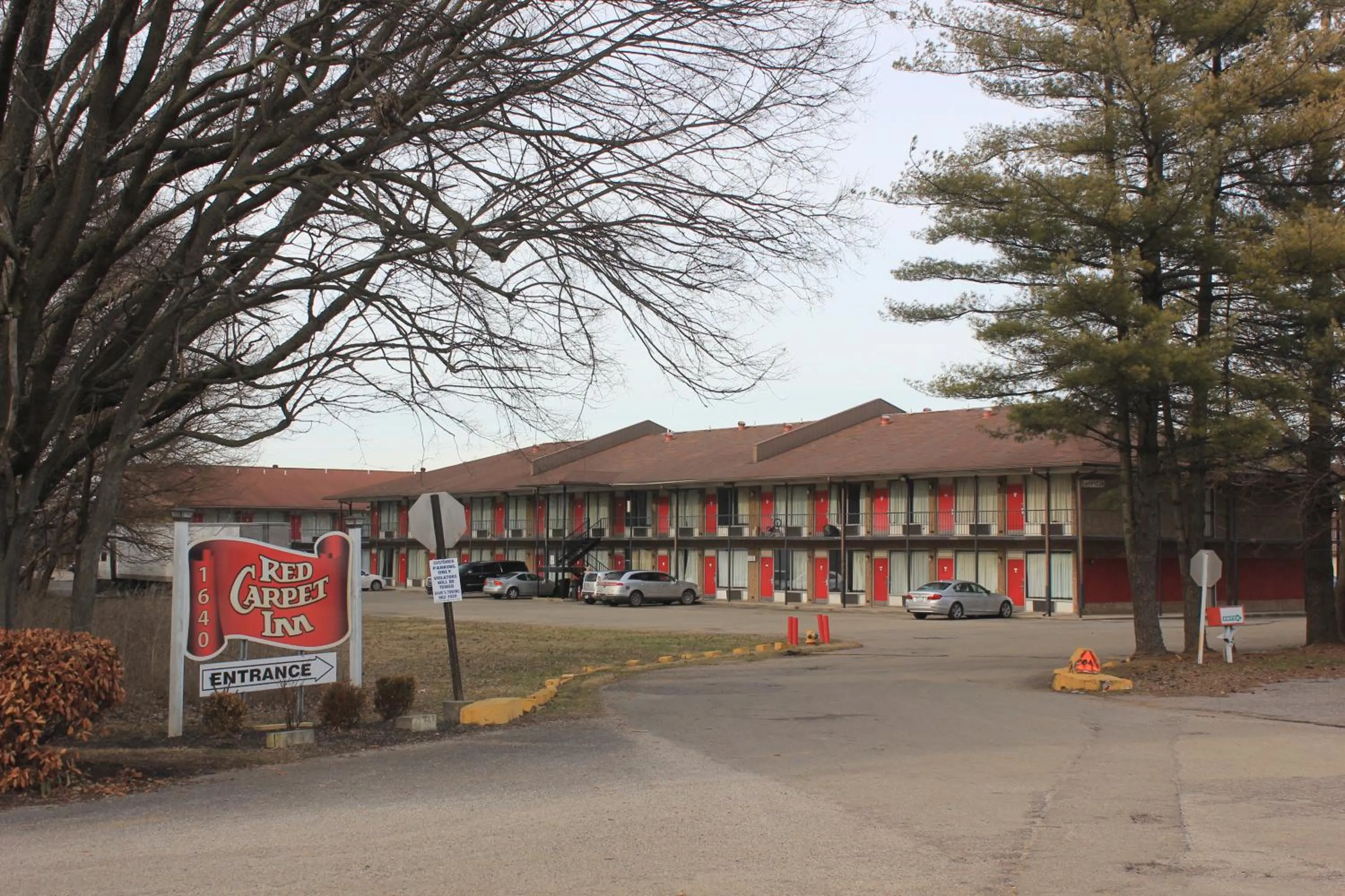 Property building in Red Carpet Inn - Louisville