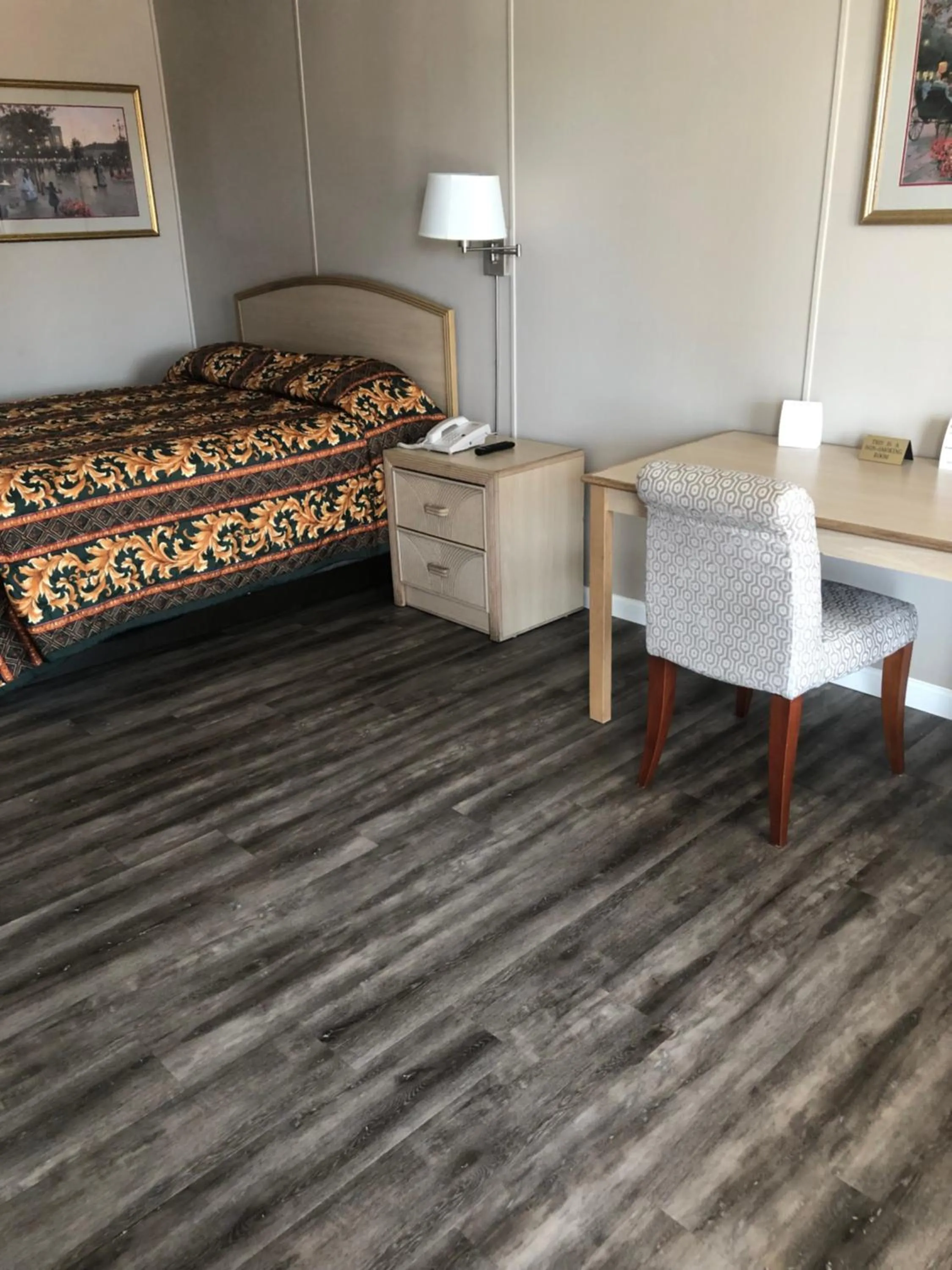 Bed in Red Carpet Inn - Louisville