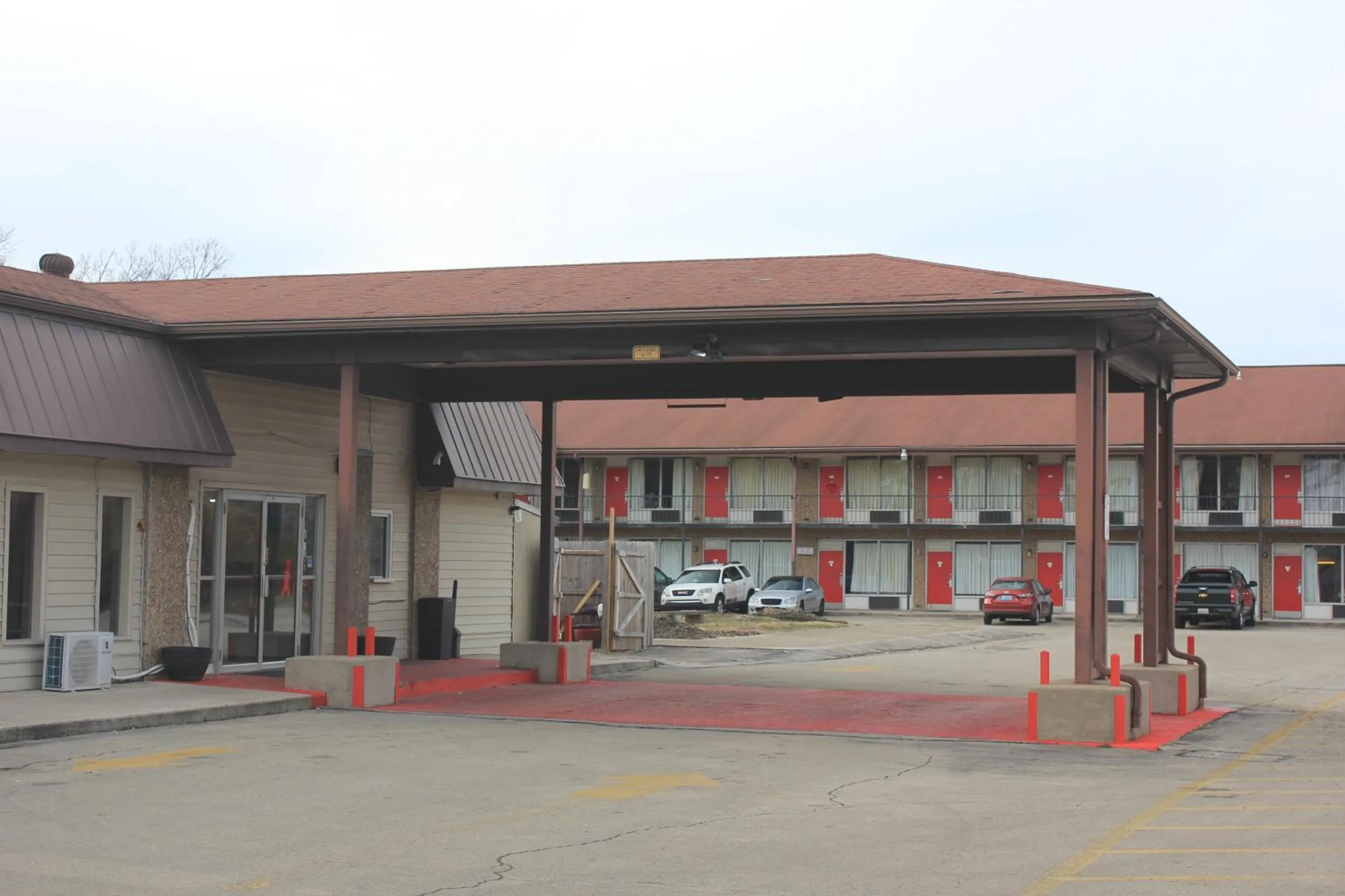 Property building in Red Carpet Inn - Louisville