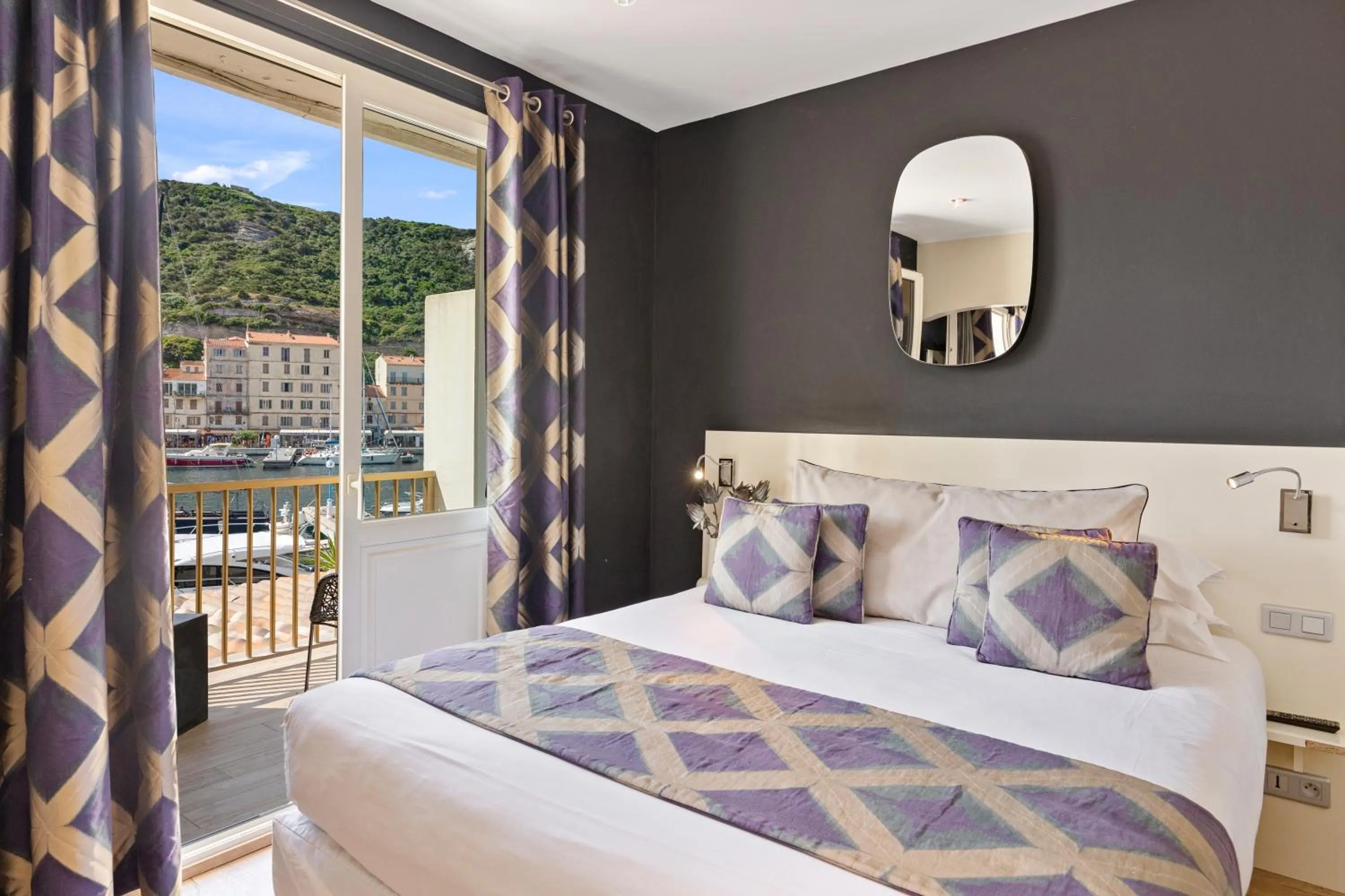 Photo of the whole room, Bed in Solemare