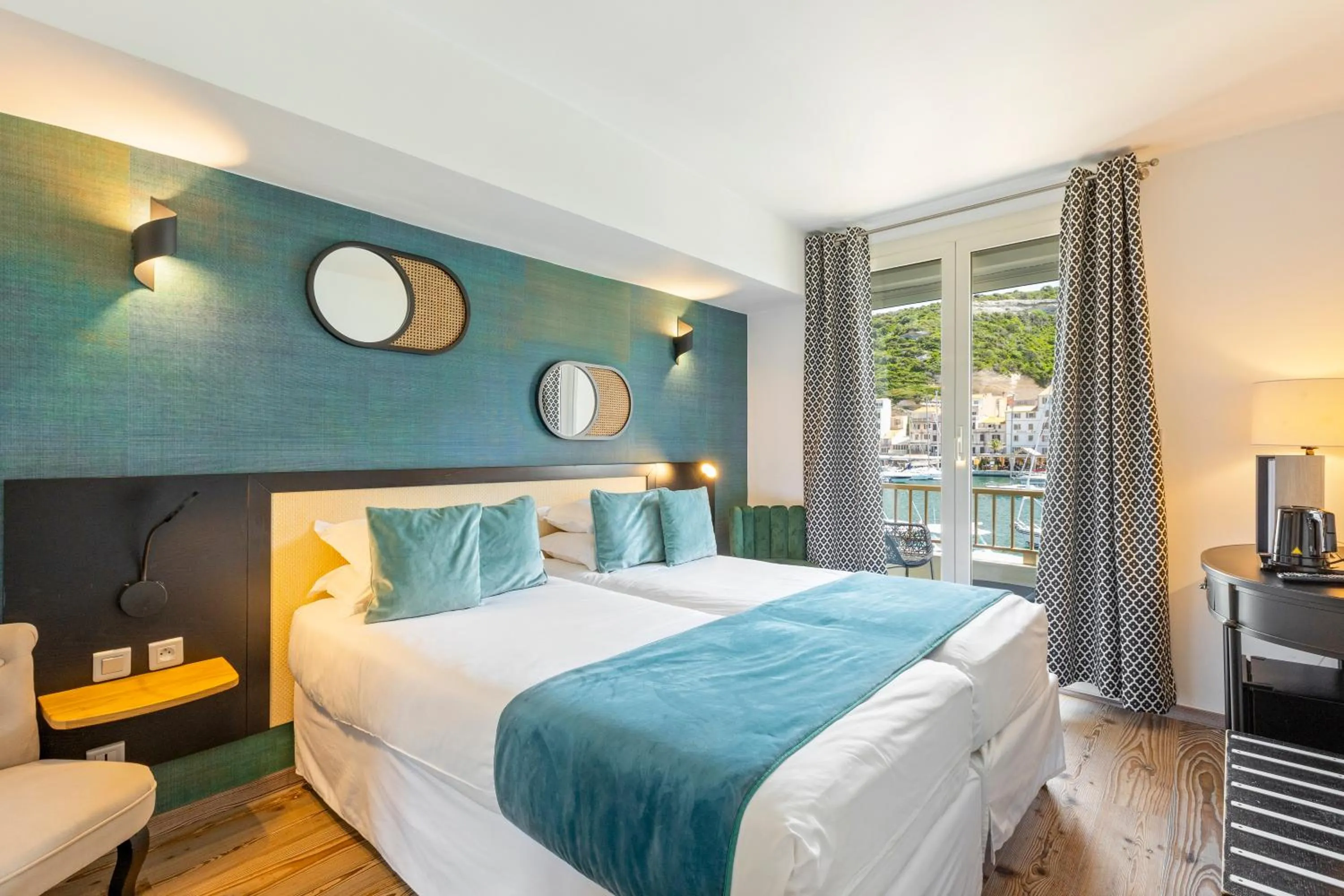 Photo of the whole room, Bed in Solemare