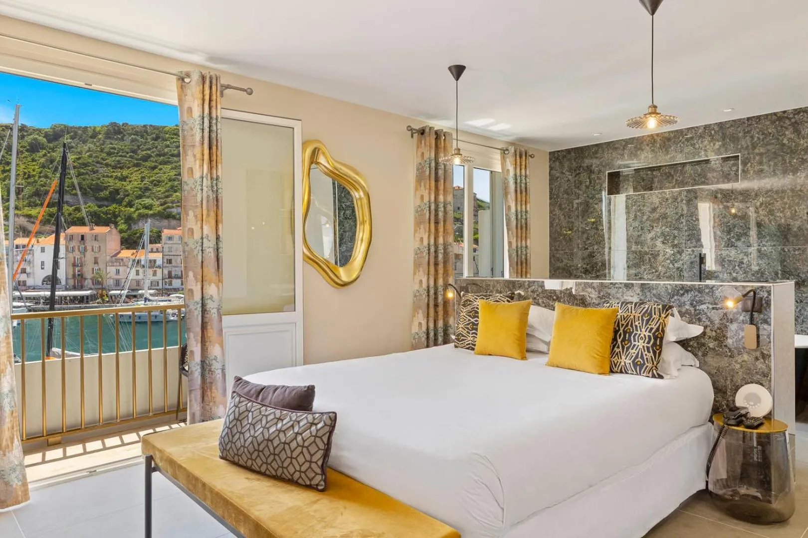 Photo of the whole room, Bed in Solemare