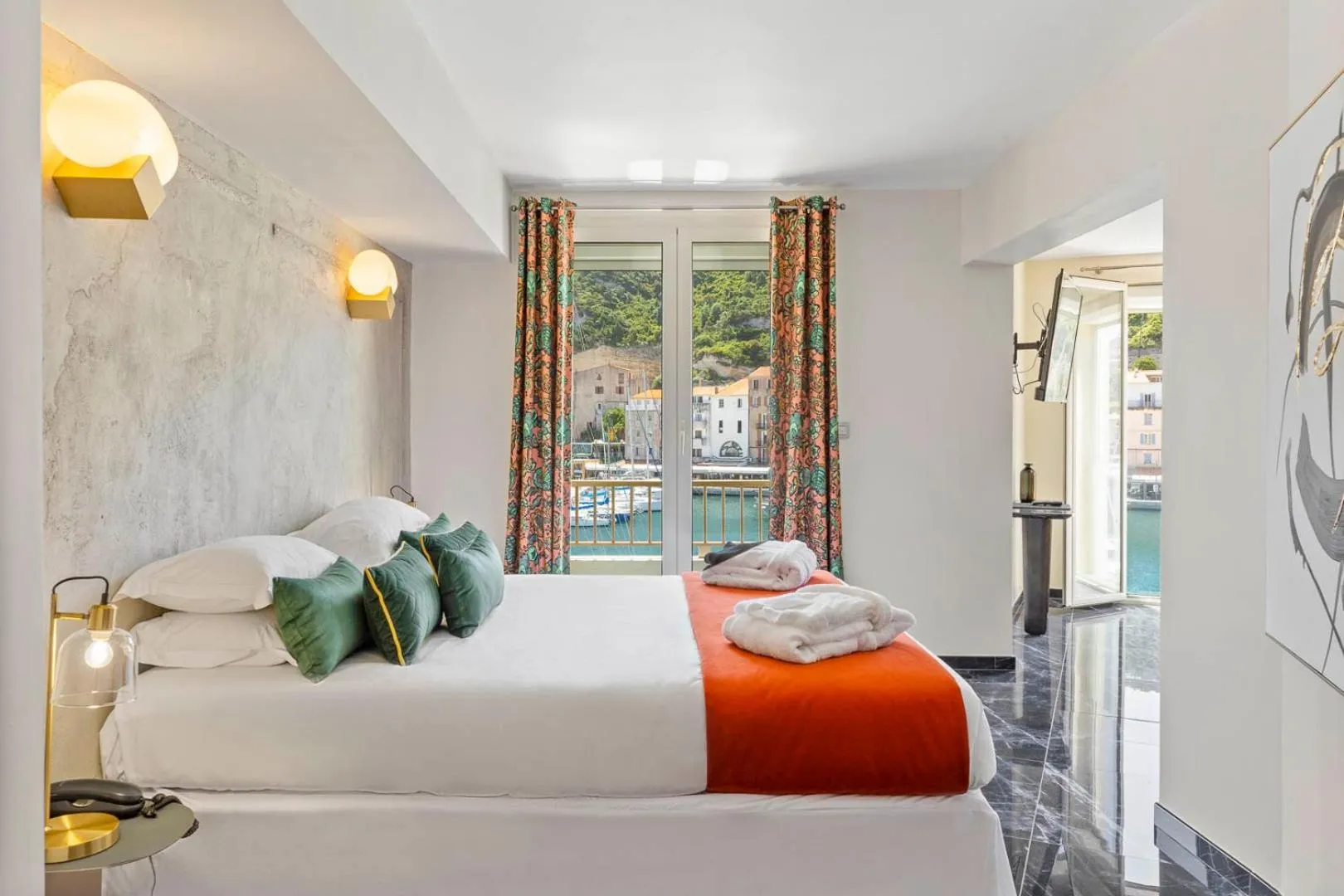 Photo of the whole room, Bed in Solemare