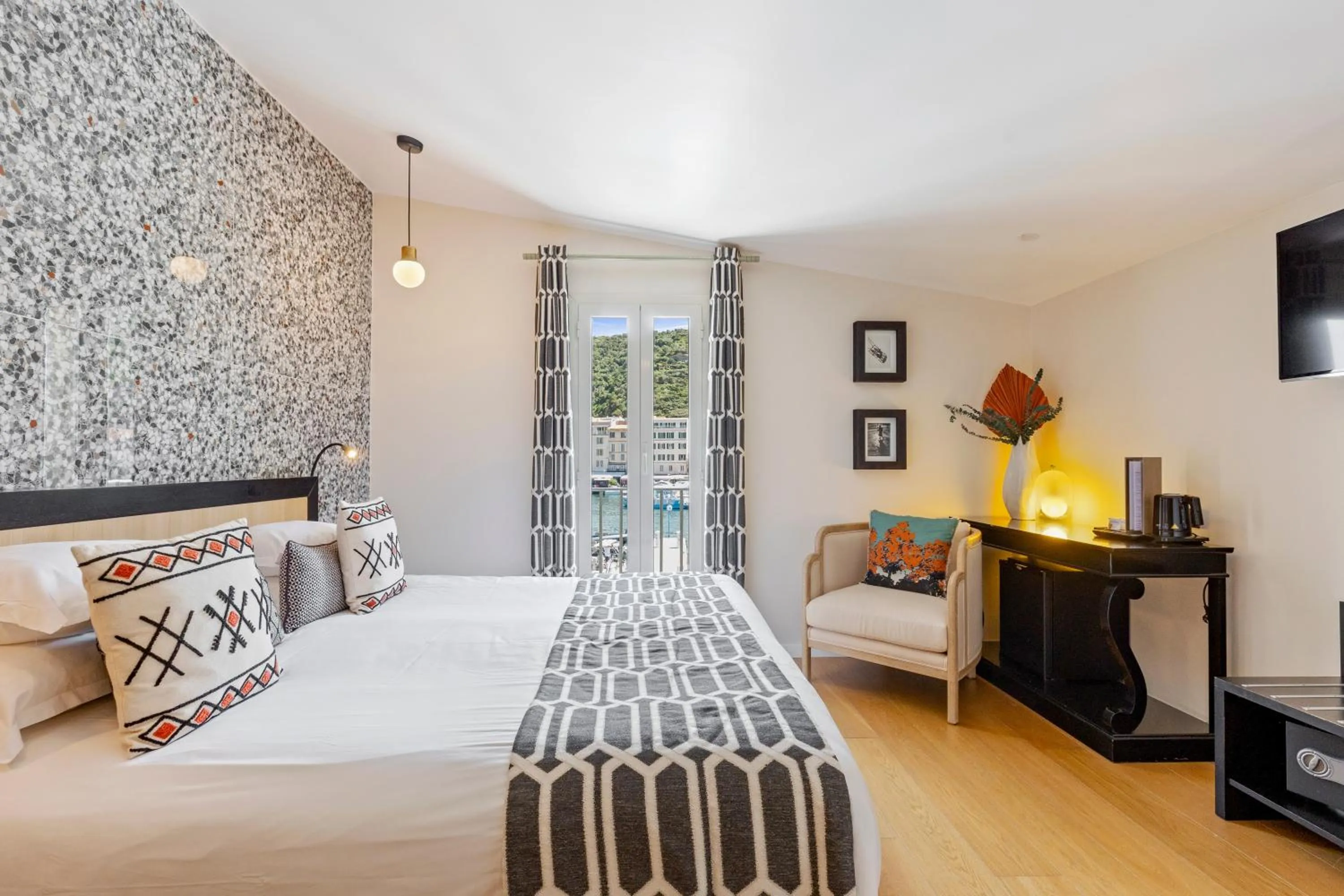 Photo of the whole room, Bed in Solemare