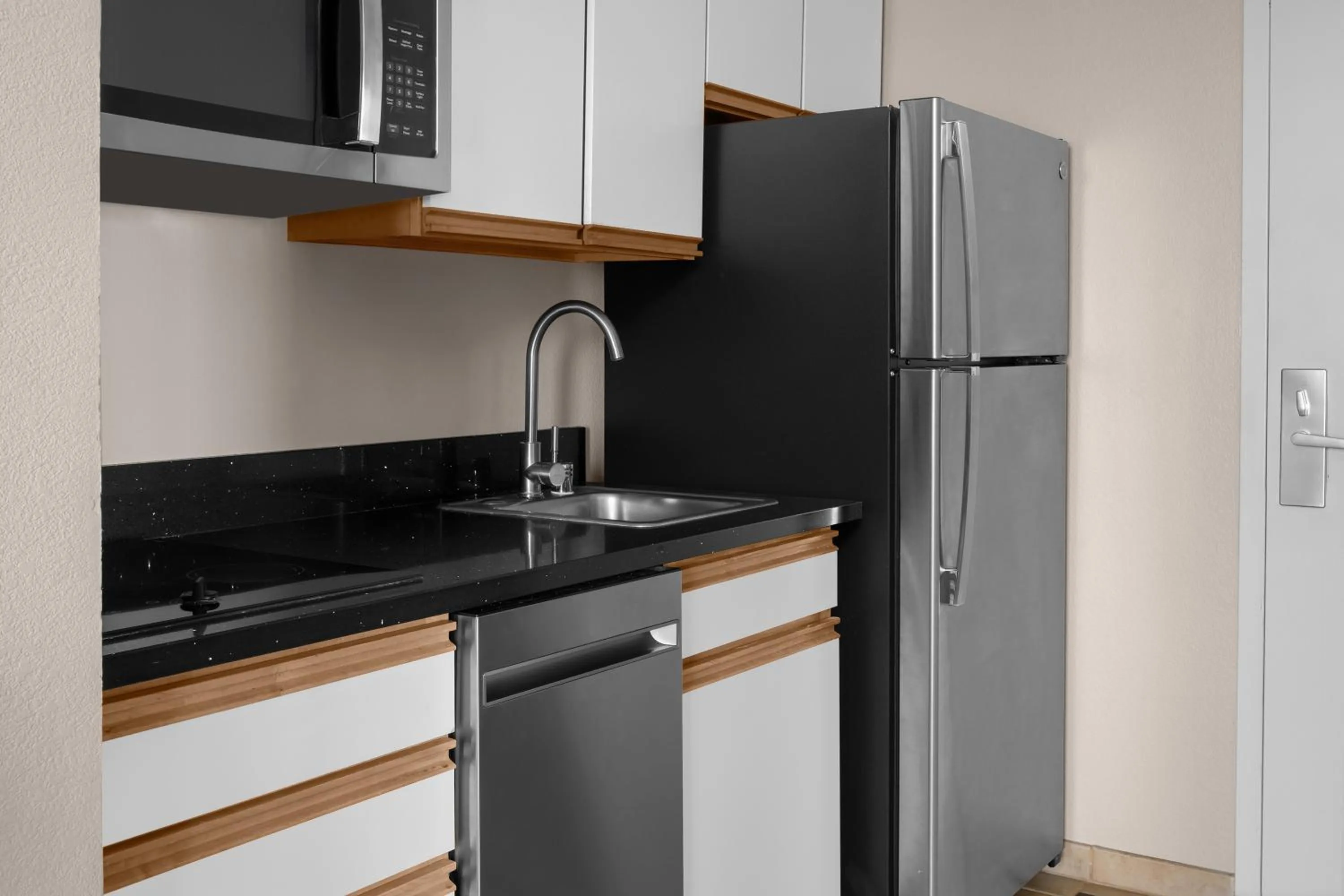Kitchen or kitchenette in Larkspur Landing Extended Stay Suites Sacramento